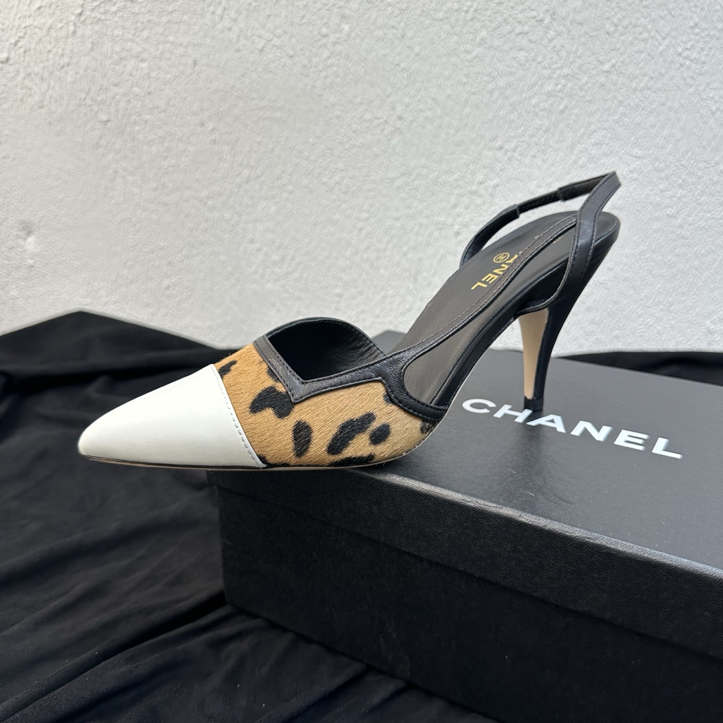 NO:885918,26P Spring and Summer New Style｜Chanel Chanel classic double C pointed toe color block sandals with stiletto heel and thick heel square mouth sandals. Light luxury lady style sandals are newly released. The classic black and white/contrast color pointed toe back empty version is neat and slimming. It is available in multiple colors to suit all kinds of outfits. The inside of the shoe is embellished with exquisite small gold logo and double C. It enhances the brand recognition and directly enhances the elegant and wealthy atmosphere.  The back strap design has simple and smooth lines, neat and delicate routing, and exquisite splicing technology of the shoe body. It perfectly replicates the classic double C tone of Xiangjia, and the upper foot has a high-end feel. The imported lambskin is flexible and skin-friendly, and fits the curve of the sole of the foot. The stiletto heel version elongates the leg line. The heel height is moderate and stable for walking. It is suitable for commuting to work, dating parties, and daily outings. It is a must-have for spring and summer shoe cabinets.  The upper is made of fine imported lambskin (including embossed/leopard print horse hair splicing), black, breathable sheepskin lining, original genuine leather outsole, last-shaped heel, high pointed stiletto heel, heel height: 8cm/6cm/flat bottom, size 35–39 (customized size 40/41), high-heeled sandals, chanel, chanel, chanel, sandals, high heels, sheepskin, Leather soles1986090926P春夏新款｜Chanel香奈儿经典双C尖头拼色后带细跟高跟粗跟方口凉鞋 轻奢名媛风凉鞋重磅上新 经典黑白/撞色尖头后空版型利落显瘦,多色可选适配各类穿搭,鞋内精致小金标双C点缀,品牌辨识度拉满,优雅千金氛围感直接拉满. 后绊带设计线条简约流畅,走线工整细腻,鞋身拼接工艺考究,完美复刻香家经典双C调性,上脚自带高级感. 进口小羊皮柔韧亲肤,贴合脚掌曲线,细高跟版型拉长腿部线条,跟高适中稳当好走,久穿不累脚不磨脚. 通勤上班、约会聚会、日常出街都适配,春夏鞋柜百搭刚需款. 鞋面甄选细腻进口小羊皮（含压纹/豹纹马毛拼接款） 黑 内里垫脚透气羊皮 鞋底原版真皮大底 楦型跟高尖头细跟 跟高:8cm/6cm/平底 码数35–39码（40/41码定制）,高跟鞋凉鞋,chanel,chanel,chanel,sandals,high heels,sheepskin,Leather soles,Women's Shoes