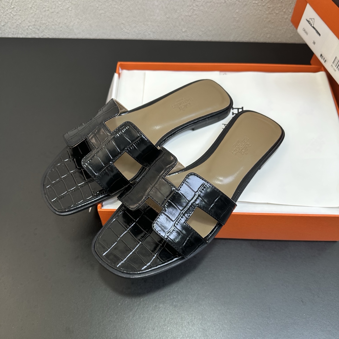 NO:885801,HERMES, stone pattern series H slippers, look great on the feet!  The original shoe is made at 1:1, the top version, very comfortable and generous on the feet. It is a perfect combination of high-end and gorgeous luxury goods that famous brands love, showing you the noble and extraordinary charm of life; paired with a custom-made silk scarf from a special channel, the slippers transform into a full holiday style. Upper material: advanced custom-made top-layer stone grain cowhide, inner padding sheepskin, Italian genuine leather outsole. Multiple colors to choose from!  Size: 35-43 (41 and 42 are custom-made and cannot be returned or exchanged), slippers, hermes, hermes, slippers, cowhide, sheepskin, Leather soles19860909HERMES爱马仕,石头纹系列H拖,上脚颜值超高！原版鞋1:1制作,顶级版本,上脚非常舒服大方,大牌名明最爱的奢侈品高档华丽的完美结合一体,为你展现出高贵不凡的人生魅力；配上特殊渠道定制丝巾,拖鞋摇身一变度假风十足. 鞋面材质:高级定制头层石头纹牛皮, 内里垫脚羊皮,意大利真皮大底.多色选择！ 码数:35-43（41 42订做不退换）,拖鞋,hermes,hermes,slippers,cowhide,sheepskin,Leather soles,Women's Shoes