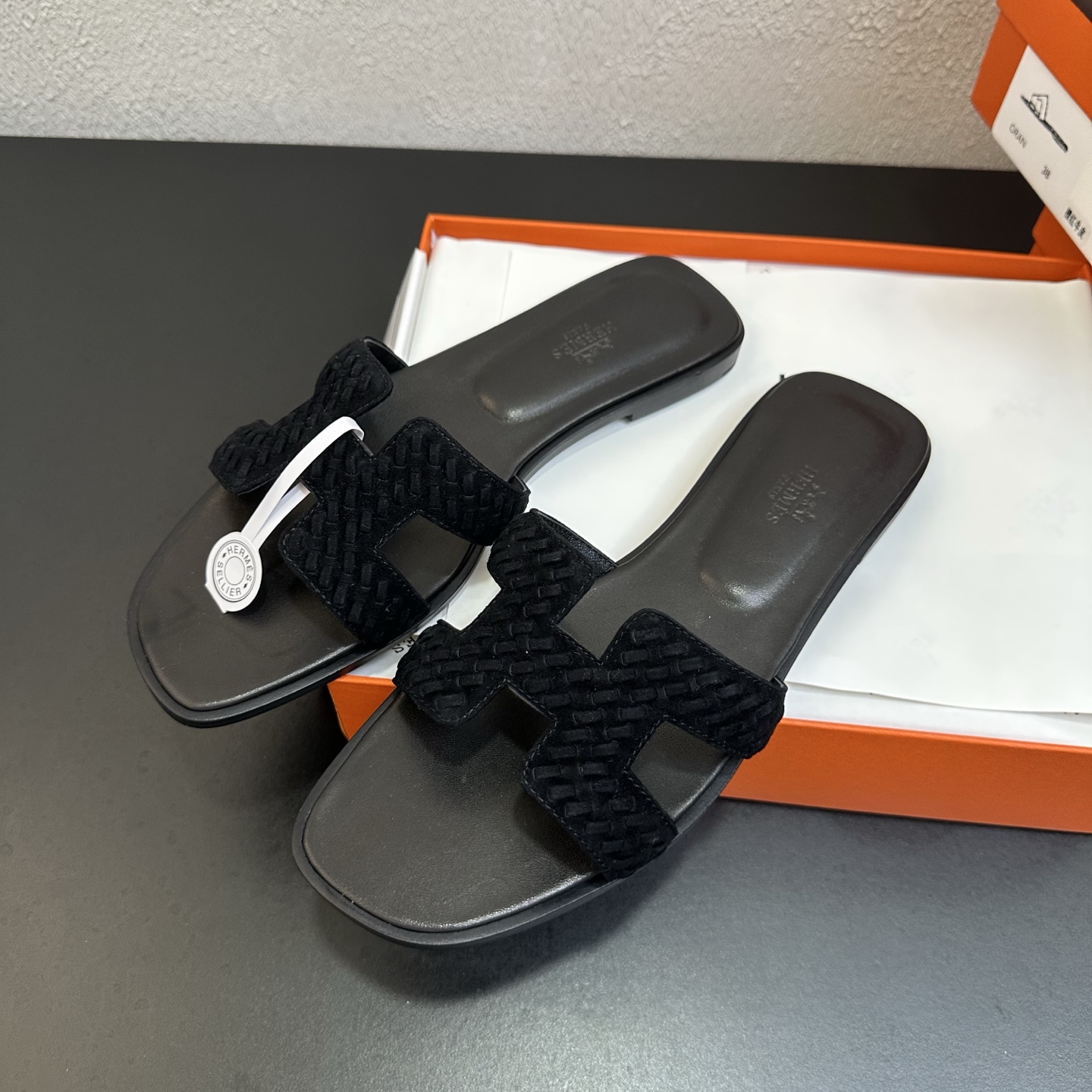 NO:885811,HERMES Hermès, braided series H slippers, look great on your feet!  The original shoe is made at 1:1, the top version, very comfortable and generous on the feet. It is a perfect combination of high-end and gorgeous luxury goods that are loved by famous brands, showing you the charm of noble and extraordinary life; paired with custom-made silk scarves from special channels, the slippers transform into full holiday style. Upper material: advanced custom-made first-layer cowhide woven, inner padding sheepskin, Italian genuine leather outsole. Multiple colors to choose from!  Size: 35-43 (41 and 42 are custom-made and cannot be returned or exchanged), slippers, hermes, hermes, slippers, cowhide, sheepskin, Leather soles19860909HERMES爱马仕,编织系列H拖,上脚颜值超高！原版鞋1:1制作,顶级版本,上脚非常舒服大方,大牌名明最爱的奢侈品高档华丽的完美结合一体,为你展现出高贵不凡的人生魅力；配上特殊渠道定制丝巾,拖鞋摇身一变度假风十足. 鞋面材质:高级定制头层牛皮编织, 内里垫脚羊皮,意大利真皮大底.多色选择！ 码数:35-43（41 42订做不退换）,拖鞋,hermes,hermes,slippers,cowhide,sheepskin,Leather soles,Women's Shoes