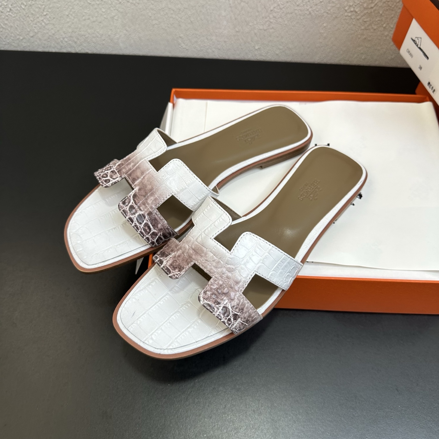 NO:885821,HERMES, gradient color stone pattern series H slippers, look great on the feet!  The original shoe is made at 1:1, the top version, very comfortable and generous on the feet. It is a perfect combination of high-end and gorgeous luxury goods that famous brands love, showing you the noble and extraordinary charm of life; paired with a custom-made silk scarf from a special channel, the slippers transform into a full holiday style. Upper material: advanced custom-made top-layer stone grain cowhide, inner padding sheepskin, Italian genuine leather outsole. Multiple colors to choose from!  Size: 35-43 (41 and 42 are custom-made and cannot be returned or exchanged), slippers, hermes, hermes, slippers, cowhide, sheepskin, Leather soles19860909HERMES爱马仕,渐变色石头纹系列H拖,上脚颜值超高！原版鞋1:1制作,顶级版本,上脚非常舒服大方,大牌名明最爱的奢侈品高档华丽的完美结合一体,为你展现出高贵不凡的人生魅力；配上特殊渠道定制丝巾,拖鞋摇身一变度假风十足. 鞋面材质:高级定制头层石头纹牛皮, 内里垫脚羊皮,意大利真皮大底.多色选择！ 码数:35-43（41 42订做不退换）,拖鞋,hermes,hermes,slippers,cowhide,sheepskin,Leather soles,Women's Shoes