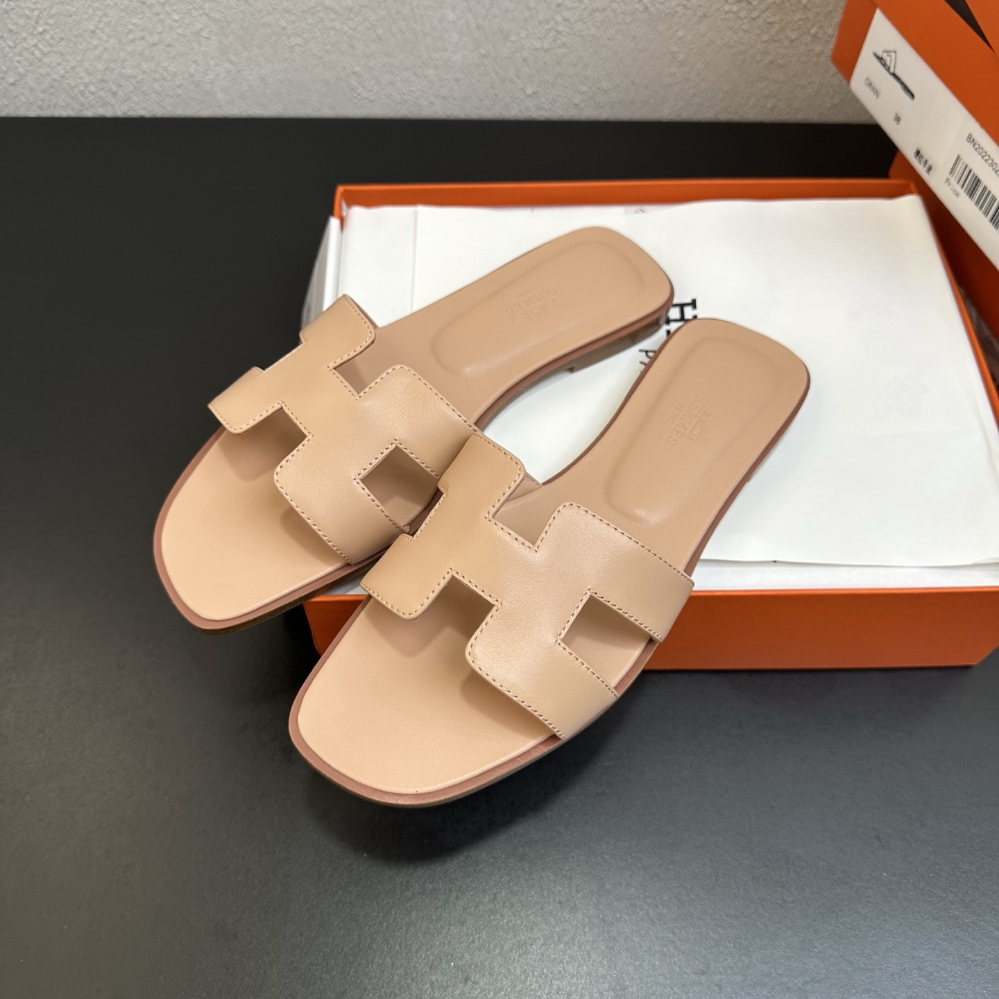 NO:885838,HERMES, plain series H slides, look great on the feet!  The original shoe is made at 1:1, the top version, very comfortable and generous on the feet. It is a perfect combination of high-end and gorgeous luxury goods loved by famous brands, showing you the charm of noble and extraordinary life; paired with a custom-made silk scarf from a special channel, the slippers become full of holiday style. Upper material: advanced custom-made plain cowhide, lining sheepskin, Italian genuine leather outsole. Multiple colors to choose from!  Size: 35-43 (41 and 42 are custom-made and cannot be returned or exchanged), slippers, hermes, hermes, slippers, cowhide, sheepskin, Leather soles19860909HERMES爱马仕,平纹系列H拖,上脚颜值超高！原版鞋1:1制作,顶级版本,上脚非常舒服大方,大牌名明最爱的奢侈品高档华丽的完美结合一体,为你展现出高贵不凡的人生魅力；配上特殊渠道定制丝巾,拖鞋摇身一变度假风十足. 鞋面材质:高级定制头层平纹牛皮, 内里垫脚羊皮,意大利真皮大底.多色选择！ 码数:35-43（41 42订做不退换）,拖鞋,hermes,hermes,slippers,cowhide,sheepskin,Leather soles,Women's Shoes