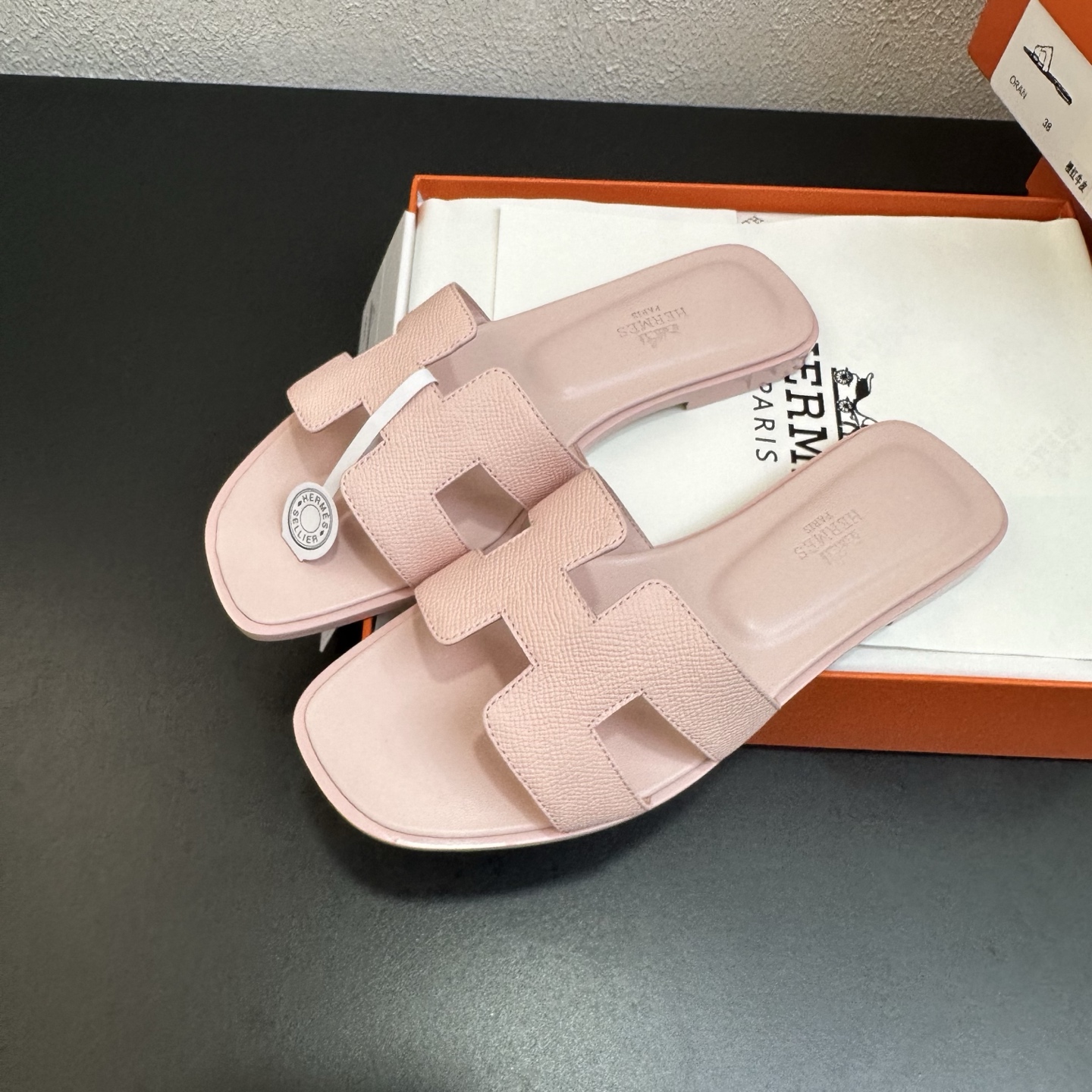 NO:885847,HERMES, palm print series H slippers, look great on the feet!  The original shoe is made at 1:1, the top version, very comfortable and generous on the foot. It is a perfect combination of high-end and gorgeous luxury goods loved by famous brands, showing you the charm of noble and extraordinary life; paired with a custom-made silk scarf from a special channel, the slippers transform into a full holiday style. Upper material: advanced custom-made first-layer palm-print cowhide, lining sheepskin, Italian genuine leather outsole. Multiple colors to choose from!  Size: 35-43 (41 and 42 are custom-made and cannot be returned or exchanged), slippers, hermes, hermes, slippers, cowhide, sheepskin, Leather soles19860909HERMES爱马仕,手掌纹系列H拖,上脚颜值超高！原版鞋1:1制作,顶级版本,上脚非常舒服大方,大牌名明最爱的奢侈品高档华丽的完美结合一体,为你展现出高贵不凡的人生魅力；配上特殊渠道定制丝巾,拖鞋摇身一变度假风十足. 鞋面材质:高级定制头层手掌纹牛皮, 内里垫脚羊皮,意大利真皮大底.多色选择！ 码数:35-43（41 42订做不退换）,拖鞋,hermes,hermes,slippers,cowhide,sheepskin,Leather soles,Women's Shoes