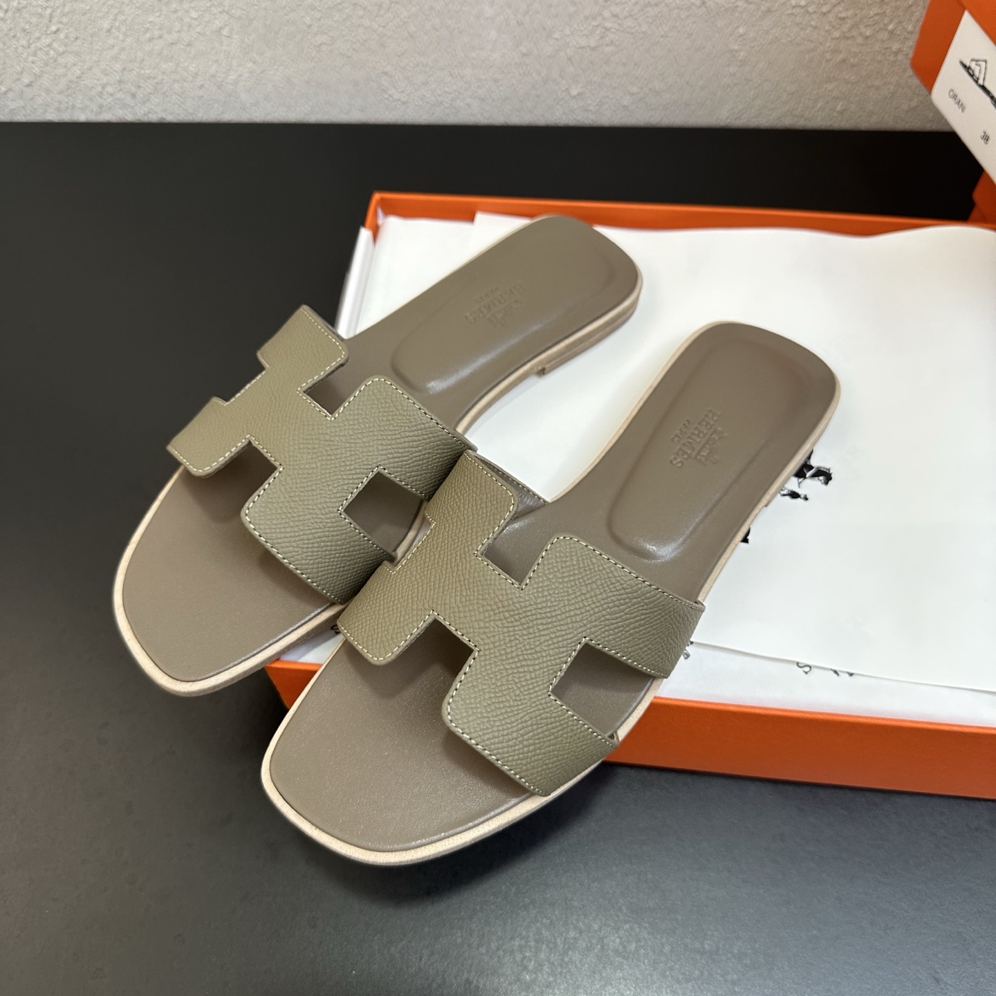 NO:885855,HERMES, palm print series H slippers, look great on the feet!  The original shoe is made at 1:1, the top version, very comfortable and generous on the foot. It is a perfect combination of high-end and gorgeous luxury goods loved by famous brands, showing you the charm of noble and extraordinary life; paired with a custom-made silk scarf from a special channel, the slippers transform into a full holiday style. Upper material: advanced custom-made first-layer palm-print cowhide, lining sheepskin, Italian genuine leather outsole. Multiple colors to choose from!  Size: 35-43 (41 42 custom-made, non-returnable, slippers, hermes, hermes, slippers, cowhide, sheepskin, Leather soles19860909HERMES爱马仕,手掌纹系列H拖,上脚颜值超高！原版鞋1:1制作,顶级版本,上脚非常舒服大方,大牌名明最爱的奢侈品高档华丽的完美结合一体,为你展现出高贵不凡的人生魅力；配上特殊渠道定制丝巾,拖鞋摇身一变度假风十足. 鞋面材质:高级定制头层手掌纹牛皮, 内里垫脚羊皮,意大利真皮大底.多色选择！ 码数:35-43（41 42订做不退换,拖鞋,hermes,hermes,slippers,cowhide,sheepskin,Leather soles,Women's Shoes