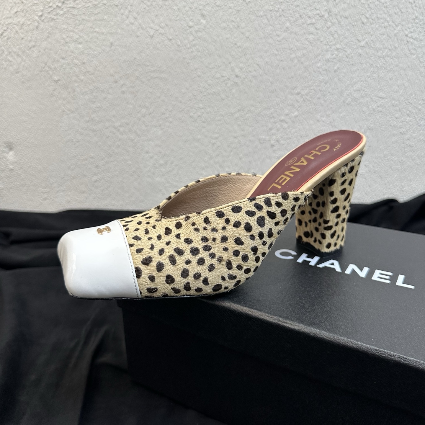NO:885791,26P Spring and Summer New Style｜Chanel Chanel Color Blocked Square Toe Baotou Thick Heel Half Slippers Fengshen Medieval Series Makes a Strong Return Retro Square Toe Color Blocked High Heels and Half Slippers, Full of Retro Hot Girl Atmosphere  The toe is embellished with a small metal Double C logo, which is exquisite and low-key for recognition. The contrasting square toe design replicates the classic aesthetics of the Middle Ages, and the thick heel version is very long. There are multiple fabrics of polka-dot horse hair and glossy patent leather to choose from. The retro contrasting color design is niche and not conflicting. The imported horse hair/lamb leather is soft and skin-friendly, the square toe shoe shape accommodates the foot shape, and the thick heel design is stable and not tiring, taking into account retro accents and daily comfort.  Suitable for dating, shopping, vacation, and daily commuting, eye-catching and versatile item in spring and summer. The upper is made of imported horse hair/glossy lambskin with contrasting color stitching. Black. The lining is breathable sheepskin. The sole is original genuine leather outsole. Size 35-39 (customized size 40/41). Heel height 9cm, half drag, chanel, chanel, slippers, sheepskin, Leather soles.1986090926P春夏新款｜Chanel香奈儿拼色方头包头粗跟半拖鞋 封神中古系列强势返场 复古方头拼色高跟半拖,复古辣妹氛围感直接拉满 鞋头金属小双C标识点缀,精致低调辨识度拉满,撞色方头设计复刻中古经典美学,粗跟版型超显腿长；波点马毛、亮面漆皮多款面料可选,复古撞色设计小众不撞款. 进口马毛/小羊皮软糯亲肤,方头鞋型包容脚型,粗跟设计稳站不累脚,兼顾复古腔调与日常舒适度 约会、逛街、度假、日常通勤都适配,春夏吸睛百搭单品 鞋面甄选进口马毛/亮面小羊皮撞色拼接 黑 内里垫脚透气羊皮 鞋底原版真皮大底 码数35–39码（40/41码定制） 跟高9cm,半拖,chanel,chanel,slippers,sheepskin,Leather soles,Women's Shoes