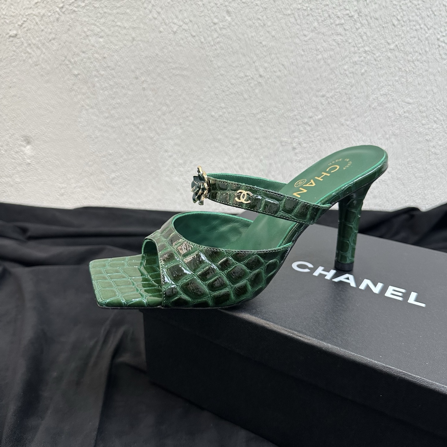 NO:885770,26P Spring and Summer New Style｜Chanel Chanel Square Toe Stiletto Sandals Fengshen Medieval Series Returns Strongly Classic Diamond Square Toe High Heels and Half Drags, Full of Retro Hot Girl Atmosphere Iconic Metal Double C Camellia Buckle, Blue Lotus, Highly Recognizable, Comes with the High-end Texture of a Rich Family's Daughter  Available in multiple materials, glossy crocodile pattern patent leather/fine sheep suede, soft and skin-friendly, square-toe version accommodates various foot types, 9cm stiletto heels elongate leg lines, stable but not tiring. Versatile for dating, shopping, and vacation, an eye-catching item for spring and summer. The upper is made of imported crocodile pattern cowhide/sheep suede, black, and the inner lining is breathable sheepskin. The sole is original genuine leather outsole. Size 35-39 (customized size 40/41)  Heel height 9cm, high heels slippers, chanel, chanel, high heels, slippers, cowhide, sheepskin, Leather soles1986090926P春夏新款｜Chanel香奈儿方头细高跟凉拖鞋 封神中古系列强势返场 经典菱格方头高跟半拖,复古辣妹氛围感直接拉满 标志性金属双C山茶花扣饰,蓝莲花,辨识度超高,自带富家千金高级质感 多材质可选亮面鳄鱼纹漆皮/细腻羊反绒,软糯亲肤,方头版型包容各种脚型,9cm细高跟拉长腿部线条,稳而不累脚 约会、逛街、度假穿搭百搭,春夏刚需吸睛单品 鞋面甄选进口鳄鱼纹牛皮/羊反绒 黑 内里垫脚透气羊皮 鞋底原版真皮大底 码数35–39码（40/41码定制） 跟高9cm,高跟鞋拖鞋,chanel,chanel,high heels,slippers,cowhide,sheepskin,Leather soles,Women's Shoes