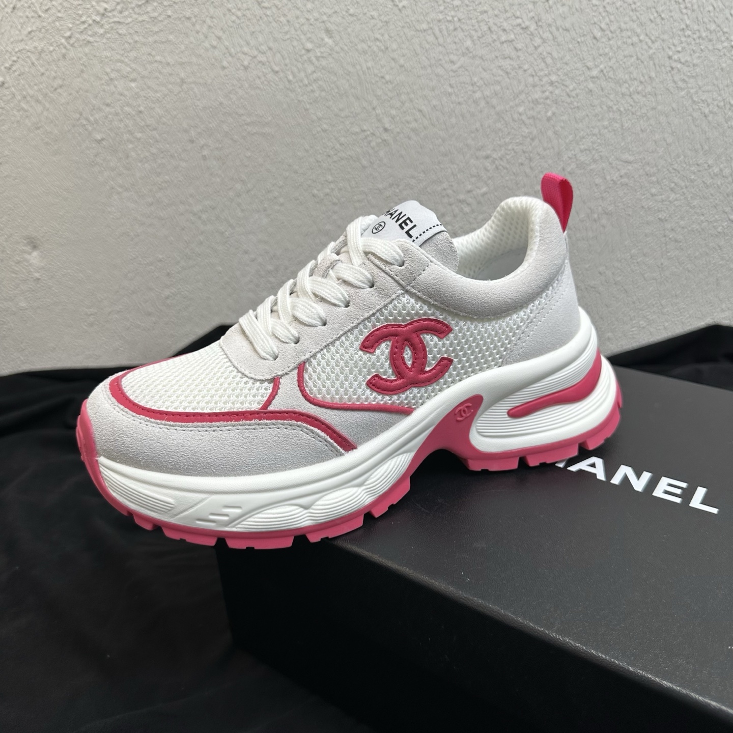 NO:885818,Chanel Chanel Xiaoxiang 26C early spring new thick-soled casual sports shoes are the most popular dad shoes on the Internet. Multi-color soft color matching is online. The same style is popular on Xiaohongshu and INS!  Classic three-dimensional double C embroidery logo, mesh splicing leather contrasting line design, fresh and girly feeling, casual and versatile, no choice of outfit. Selected breathable knitted mesh with fine nubuck leather splicing, inner sheepskin padding, breathable, soft and not stuffy for long time wear; original layered TPU thickened outsole, 3.5cm invisible increase, sole cushioning and rebound, soft and comfortable foot feel, no pressure for daily commuting.  Four colors available: light gray, taro purple, rose red, nude pink. Sizes 35-39 (customized for 40 and 41), casual shoes/sports shoes, chanel, chanel, sneakers, sheepskin19860909Chanel香奈儿小香26C早春新款厚底休闲运动鞋 全网爆火爆款老爹鞋,多色系温柔配色上线,小红书、INS热门博主同款！ 经典立体双C刺绣标识,网面拼接皮革撞色线条设计,清新少女感拉满,休闲百搭不挑穿搭. 甄选透气针织网面搭配细腻磨砂皮拼接,内里羊皮衬垫,透气柔软久穿不闷脚；原版分层TPU加厚大底,3.5cm隐形增高,鞋底缓震回弹,脚感软糯舒适,日常通勤暴走无压力. 四色可选浅灰、香芋紫、玫红、裸粉 尺码35-39码（40、41定做）,休闲鞋/运动鞋,chanel,chanel,sneakers,sheepskin,Women's Shoes