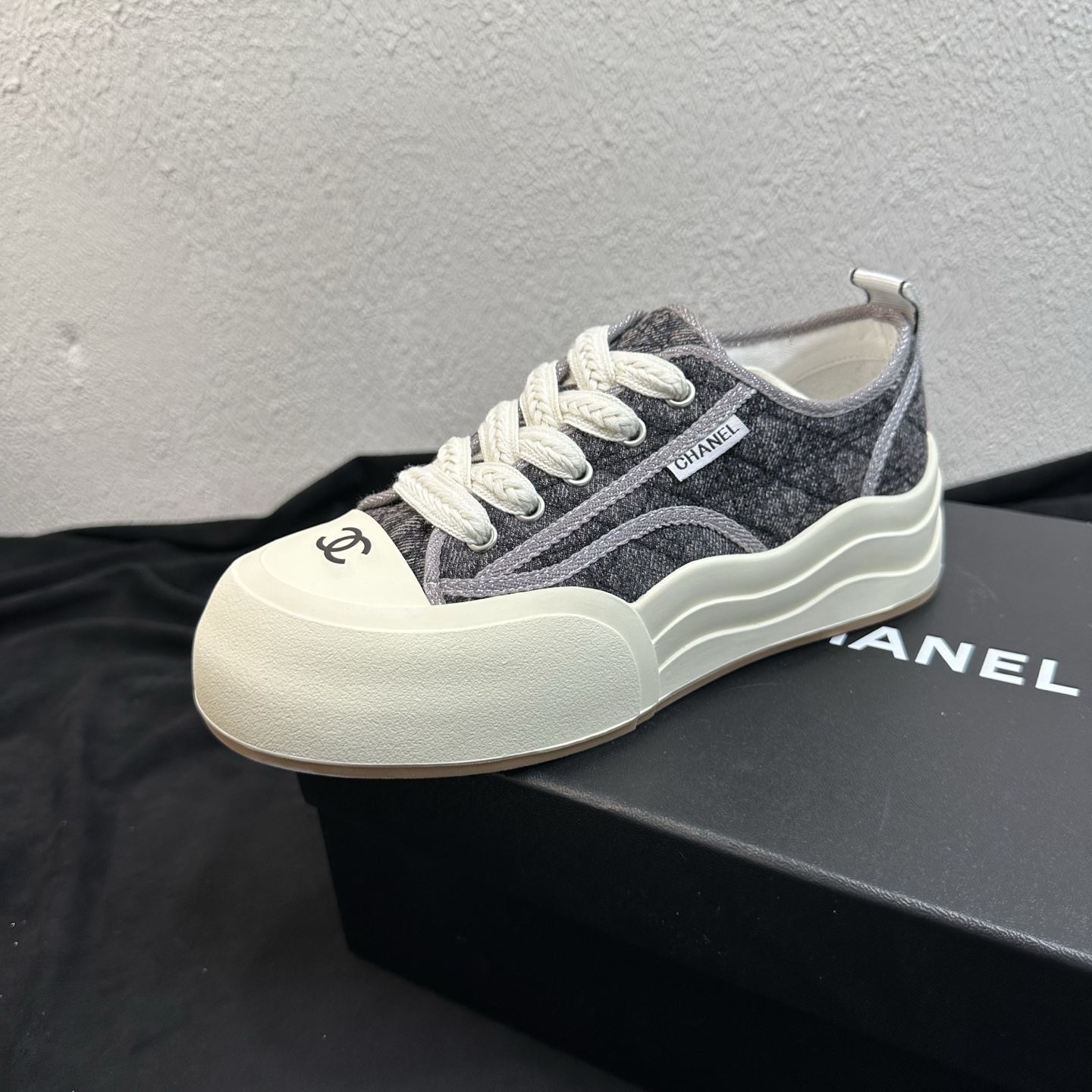NO:885828,Chanel Chanel Xiaoxiang 26C early spring wavy thick-soled denim canvas shoes casual sports shoes. Internet celebrity hot-selling thick-soled sneakers are brand new and multi-color. Frequently worn by Xiaohongshu and ins bloggers, the retro casual style is versatile!  The toe is embellished with a classic double-C metal logo, thick braided wide shoelace design, plaid jacquard denim + contrasting leather uppers, rich in layers and full of retro atmosphere. Selected two upper materials of washed jacquard denim / fine soft cowhide, soft sheepskin lining, breathable and non-abrasive; original molded wavy rubber thick sole, 3.5cm higher, flexible and non-slip, rebounding and comfortable for long trips without any weight-bearing feeling.  Multiple colors available: dark brown jacquard, navy jacquard, light blue jacquard, black and gray jacquard, dark blue denim, gray jacquard, pure white leather, black and white leather. Sizes 35-39 (customized for 40, 41), casual shoes/sports shoes, chanel, chanel, sneakers, cowhide, sheepskin19860909Chanel香奈儿小香26C早春波浪厚底牛仔帆布鞋休闲运动鞋 网红爆款厚底板鞋全新多色齐发,小红书、ins博主频繁上脚,复古休闲风百搭出圈！ 鞋头点缀经典双C金属标,粗麻花编织宽鞋带设计,格纹提花牛仔+撞色皮革双款鞋面,层次丰富复古氛围感拉满. 甄选水洗提花牛仔布/细腻软牛皮两种鞋面材质,内里柔软羊皮,透气贴脚不磨脚；原版开模波浪形橡胶厚底,3.5cm增高,鞋底柔韧防滑,走路回弹舒适,长时间出行无负重感. 多配色可选深棕提花、藏青提花、浅蓝提花、黑灰提花、深蓝牛仔、灰调提花、纯白皮质、黑白拼皮 尺码35-39码（40、41定做）,休闲鞋/运动鞋,chanel,chanel,sneakers,cowhide,sheepskin,Women's Shoes