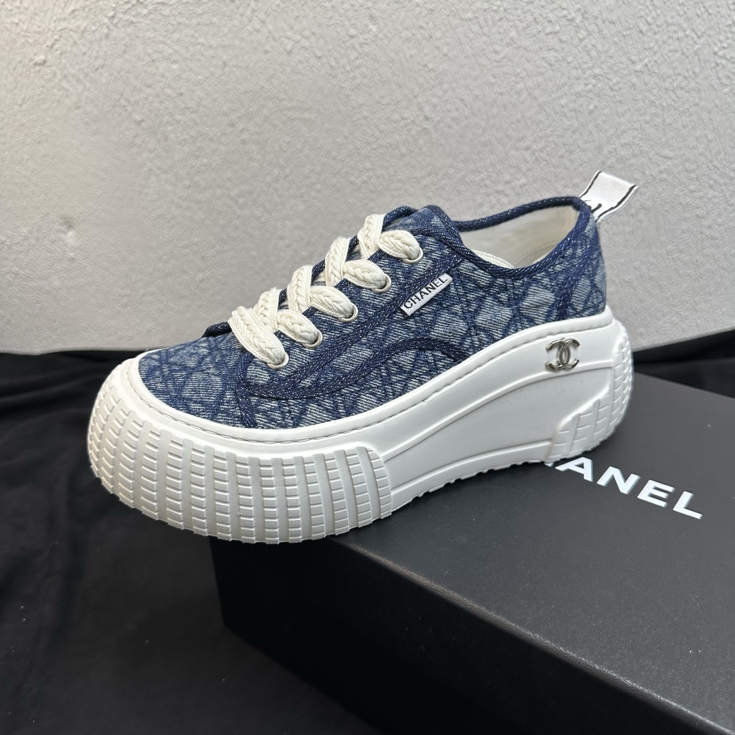 NO:885740,Chanel Chanel Xiaoxiang 26C early spring checkered thick-soled denim canvas shoes casual sneakers. The popular retro thick-soled shoes are available in new colors. Xiaohongshu and INS bloggers frequently appear in daily wear, and they are suitable for various outfits for casual commuting!  The classic double C metal logo on the side, thick twist braided wide shoelaces, checkered jacquard denim fabric + contrasting glossy leather dual version, full of texture and retro atmosphere.  Selected two types of uppers: washed checkered jacquard denim/soft waxy first-layer cowhide, with skin-friendly lambskin lining, breathable, non-stuffy, and heel-free; original molded checkered pattern rubber thick soles, 5cm higher, flexible and non-slip, soft and rebound, so your feet won't get tired after long walks. Multiple colors available: light blue checkered, dark brown checkered, black and gray checkered, light gray checkered, navy checkered, dark blue denim, black and white leather, and pure white leather.  Size 35-39 (40, 41 customized), casual shoes/sports shoes, chanel, chanel, sneakers, cowhide, sheepskin19860909Chanel香奈儿小香26C早春方格厚底牛仔帆布鞋休闲板鞋 人气复古厚底鞋多配色齐上新,小红书、INS博主日常穿搭高频出镜,休闲通勤适配各种穿搭！ 侧边经典双C金属标识,加粗麻花编织宽鞋带,方格提花牛仔面料+撞色光面皮革双版本,肌理感满满复古氛围感十足. 甄选水洗方格提花牛仔/软糯头层牛皮两种鞋面,内里亲肤小羊皮,透气不闷脚不磨后跟；原版开模方格纹路橡胶厚底,5cm增高,鞋底柔韧防滑,脚感松软回弹,久走不累脚. 多配色可选浅蓝方格、深棕方格、黑灰方格、浅灰方格、藏青方格、深蓝牛仔、黑白拼皮、纯白皮质 尺码35-39码（40、41定做）,休闲鞋/运动鞋,chanel,chanel,sneakers,cowhide,sheepskin,Women's Shoes