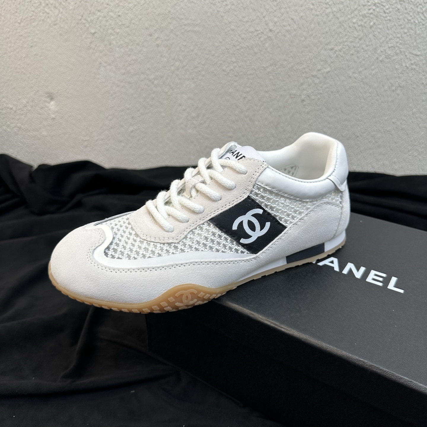 NO:885750,Chanel Chanel Xiaoxiang 26C retro mesh De Xun casual sports shoes, popular retro De Xun Forrest shoes in four new colors, Xiaohongshu and INS popular Fengshen series, full of retro atmosphere for wealthy celebrities, daily commuting and versatile wear!  The classic double C cloth logo on the side, thick twist braided wide shoelaces of the same color, breathable mesh spliced with suede contrasting color design, full of layered texture, full of gentle retro everyday feel.  Selected breathable checkered mesh + soft waxy matte suede cowhide stitching upper, skin-friendly lambskin lining, breathable and sweat-wicking without stuffy feet, and no wear on ankles and heels; original open-molded raw rubber non-slip rubber flat sole, slightly invisible increase, flexible and wear-resistant soles, soft and rebound, long-term walking and shopping without tired feet. Multiple colors available, light custard mesh, naked pink bean paste powder, gray bean green mesh, off-white pure white mesh  Sizes 35-39 (customized for 40, 41), casual shoes/sports shoes, chanel, chanel, sneakers, cowhide, sheepskin, chamois leather19860909Chanel香奈儿小香26C复古网面德训休闲运动鞋 人气复古德训阿甘鞋四配色齐上新,小红书、INS爆款封神系列,千金名媛复古氛围感拉满,日常通勤、穿搭百搭不出错！ 侧边经典双C布标标识,粗款麻花编织同色系宽鞋带,透气网纱拼接反绒麂皮撞色设计,层次肌理感十足,温柔复古日常感拉满. 甄选透气方格网布+软糯磨砂反绒牛皮拼接鞋面,内里亲肤小羊皮,透气排汗不闷脚、不磨脚踝后跟；原版开模生胶防滑橡胶平底,轻微隐形增高,鞋底柔韧耐磨,脚感松软回弹,久走逛街不累脚. 多配色可选浅奶黄拼网、裸粉豆沙粉、灰豆绿拼网、米白纯白拼网 尺码35-39码（40、41定做）,休闲鞋/运动鞋,chanel,chanel,sneakers,cowhide,sheepskin,chamois leather,Women's Shoes
