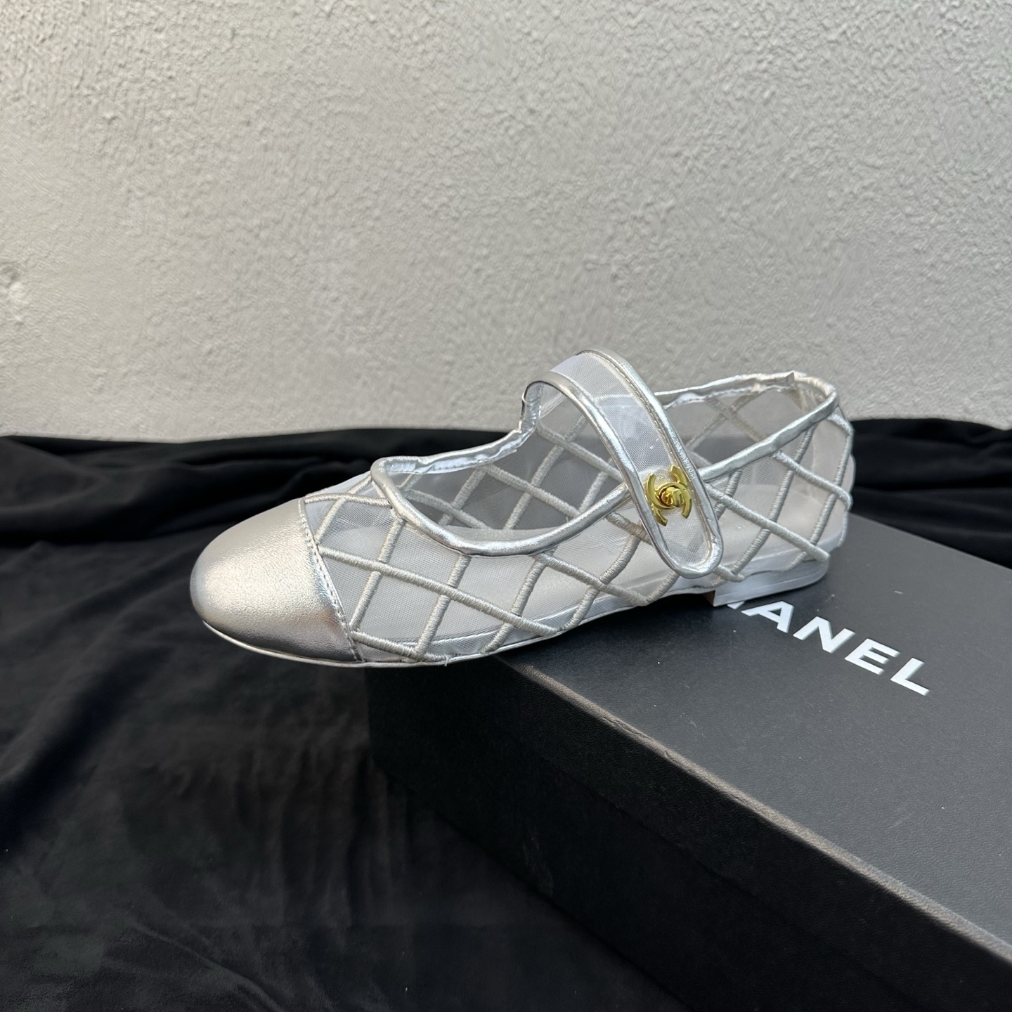 NO:885808,CHANEL Chanel diamond transparent mesh one-strap Mary Jane flat shoes. The appearance is gold and silver hollow diamond mesh spliced ​​with metal bright leather square toes. The one-word buckle is decorated with small gold ball locks. It has a light and luxurious atmosphere. The gold and silver two-color are gentle and eye-catching. They are very suitable for matching with skirts, jeans and small fragrance suits. It is a popular commuting style in INS Xiaohongshu!  Materials The upper is breathable rhombus mesh spliced with glossy metallic first-layer cowhide, which is transparent, light and not stuffy on the feet; one-line transparent PVC straps are matched with exquisite small gold ball hardware, and the inner lining is full of lambskin that is soft and skin-friendly, does not rub the feet or squeeze the toes, and the flat leather sole is flexible and easy to walk and stand for a long time without getting tired. Size 35 - 39 (customized for 40 and 41), Mary Jane, chanel, chanel, mary  jane,skirts,jeans,cowhide,sheepskin19860909CHANEL香奈儿菱格透明网纱一字带玛丽珍平底单鞋 外观金色银色镂空菱格网纱拼接金属亮皮方头,一字搭扣配小金球锁扣装饰,轻奢千金氛围感拉满,金银双色温柔亮眼,搭配半裙、牛仔裤、小香套装都超适配,INS小红书爆款通勤百搭款！ 材质鞋面透气菱格网纱拼接亮面金属头层牛皮,通透轻盈不闷脚；一字透明PVC绑带搭配精致小金球五金,内里全小羊皮亲肤柔软,不磨脚不挤脚趾,平整真皮平底,柔韧好走久站不累. 码数35 - 39（40、41定做）,玛丽珍,chanel,chanel,mary jane,skirts,jeans,cowhide,sheepskin,Women's Shoes