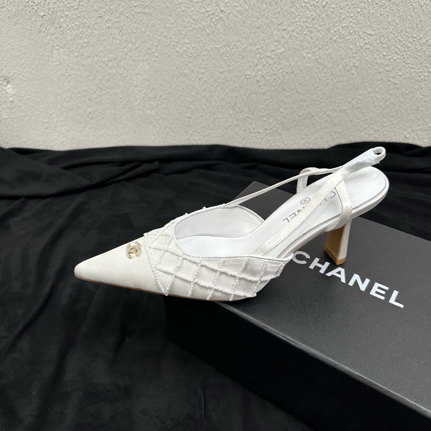 NO:885788,2026CHANEL Chanel Xiaoxiang's most worthy classic high-heeled pointed-toe sandals Material: The upper is decorated with imported silk hand-beading, sheepskin lining, Italian dyed genuine leather outsole Heel height 7CM Code number 35-39 (40.41 fixed) Complex process, limited production capacity, no urgent orders, high-heeled sandals, chanel, chanel, sandals, high heels, sheepskin, real silk, Leather  soles198609092026CHANEL 香奈儿 小香最值得拥有的经典款 高跟尖头凉鞋 材质:鞋面采用进口全真丝手工串珠装饰,羊皮内里垫脚、意大利染透真皮大底 跟高7CM码数35-39（40.41定）工序复杂,产能有限,不接急单,高跟鞋凉鞋,chanel,chanel,sandals,high heels,sheepskin,real silk,Leather soles,Women's Shoes