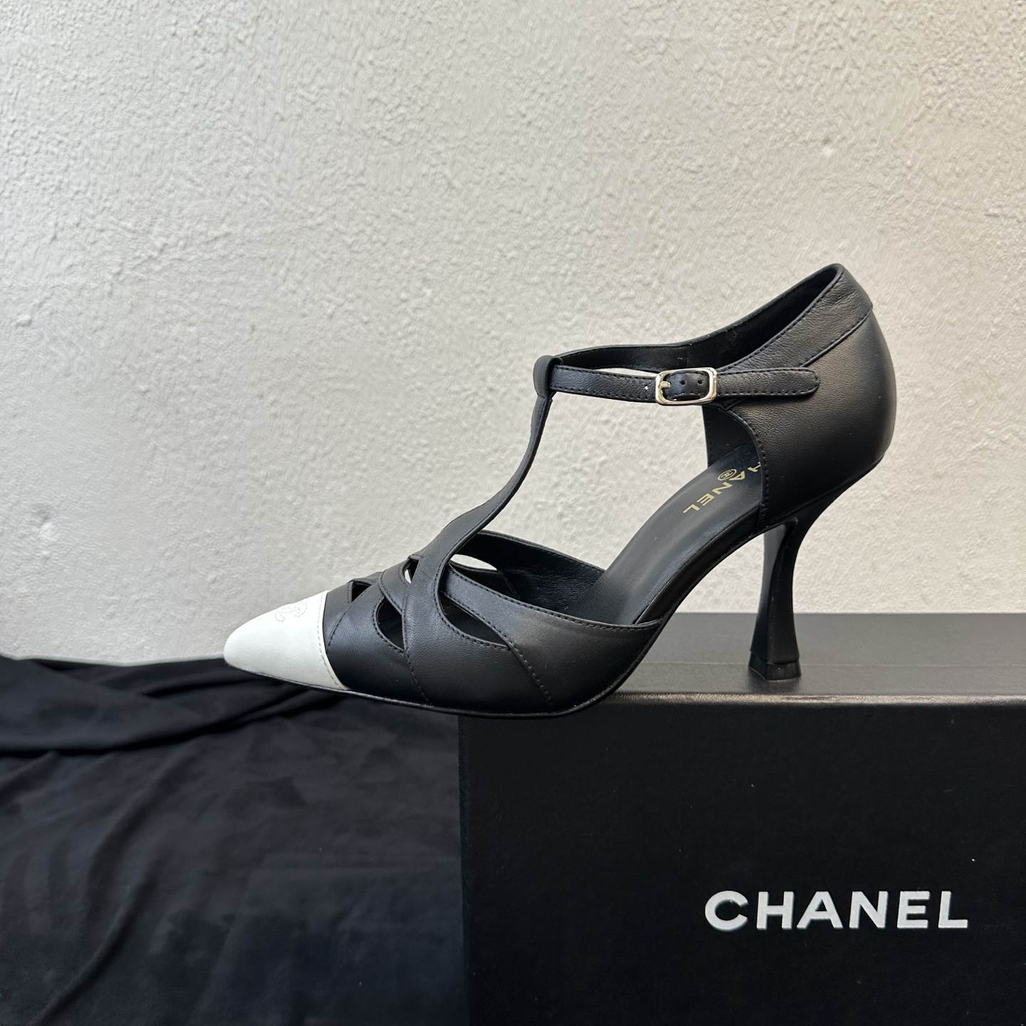 NO:885798,26 Spring and Summer New Style｜Chanel Chanel T-shaped strap with pointed toe stiletto hollow sandals, Fengshen retro mid-century style new series. Classic color-blocked pointed toe T-shaped strap with high heel, full of retro atmosphere for rich ladies. Contrast color splicing design on the toe with hidden double C engraving on the heel for full recognition; hollow cross strap + T-shaped buckle with hardware buckle, exquisite tailoring, perfect replica of the retro elegant style of Chanel.  The imported lambskin material is soft and delicate, fits the foot without rubbing, and the slender heel elongates the leg line. It is elegant and slim, and can walk steadily without tiring the feet. It is suitable for dates, dinners, commuting, and daily outings. It is a versatile item with a spring and summer atmosphere. The upper is made of fine imported glossy lambskin, black, and the inner lining is breathable and skin-friendly sheepskin. The sole is original genuine leather outsole. The size is 35-39 (customized size 40/41).  Heel height 8.5cm, multiple colors available, silver and gold, black and gold, white and black, pure black, red and brown contrasting colors, high heels and sandals, chanel, chanel, chanel, sandals, high heels, sheepskin, Leather soles1986090926春夏新款｜Chanel香奈儿T字带拼色尖头细跟中空凉鞋 封神复古中古风系列上新 经典拼色尖头T字带高跟,千金名媛复古氛围感拉满 鞋头撞色拼接设计搭配后跟暗藏双C刻印,辨识度拉满；镂空交叉绑带+T字扣带五金搭扣,精致剪裁,完美复刻香家复古优雅格调. 进口小羊皮材质软糯细腻,上脚贴合不磨脚,纤细细跟拉长腿部线条,优雅显瘦,稳走不累脚 约会、晚宴、通勤、日常出街全能适配,春夏氛围感百搭单品 鞋面甄选细腻进口亮面小羊皮 黑 内里垫脚透气亲肤羊皮 鞋底原版真皮大底 码数35–39码（40/41码定制） 跟高8.5cm 多配色可选银金拼、黑金拼、白黑拼、纯黑、红棕撞色,高跟鞋凉鞋,chanel,chanel,chanel,sandals,high heels,sheepskin,Leather soles,Women's Shoes
