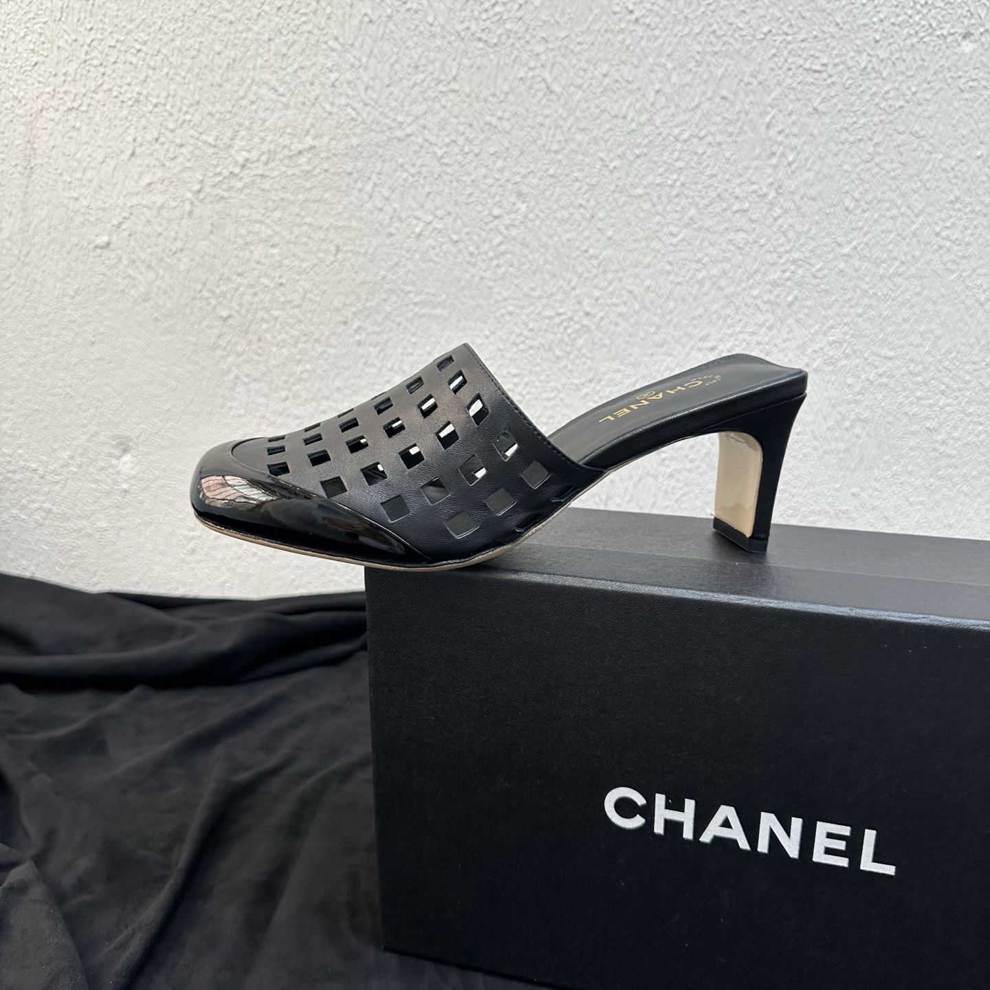 NO:885778,26 new spring and summer styles｜Chanel Chanel hollow checkered color-blocked square toe high-heeled sandals Fengshen retro light luxury series new square toe color-blocked hollow thick heel half drag, directly fills the refreshing summer atmosphere  The upper is designed with checkered hollows and breathability, bright contrasting stitching on the toe, and the brand logo engraved on the inner heel for full recognition; the simple heelless Muller drag version and neat tailoring show the exquisite and high-end style of Xiangjia. The imported lambskin material is soft and delicate, breathable and not stuffy on the feet, and the thick square heel modifies the leg shape, making it stable and slimming without getting tired after walking for a long time.  Suitable for vacations, dates, commuting, and daily outings, it is a refreshing and versatile item in spring and summer. The upper is made of fine imported lambskin + glossy patent leather splicing. Black. The inner foot pad is breathable and skin-friendly sheepskin. The sole is original genuine leather outsole. Sizes 35–39 (40/41 sizes are customized). Multiple colors available: bright black, off-white, nude apricot, silver metal, gold metal, fluorescent fruit green, half-slip high heels, chanel, chanel, chanel, high  heels,slippers,sheepskin,leather soles1986090926春夏新款｜Chanel香奈儿镂空方格拼色方头高跟凉拖鞋 封神复古轻奢系列上新 方头拼色镂空粗跟半拖,夏日清爽氛围感直接拉满 鞋面满幅方格镂空透气设计,鞋头亮面撞色拼接,内里后跟刻印品牌标识,辨识度拉满；简约无后跟穆勒拖版型,利落剪裁尽显香家精致高级格调. 进口小羊皮材质软糯细腻,上脚透气不闷脚,粗方跟修饰腿型,稳当显瘦久走不累 度假、约会、通勤、日常出街全能适配,春夏清爽百搭单品 鞋面甄选细腻进口小羊皮+亮面漆皮拼接 黑 内里垫脚透气亲肤羊皮 鞋底原版真皮大底 码数35–39码（40/41码定制） 多配色可选亮黑、米白、裸杏、银金属、金金属、荧光果绿,半拖高跟鞋,chanel,chanel,chanel,high heels,slippers,sheepskin,Leather soles,Women's Shoes