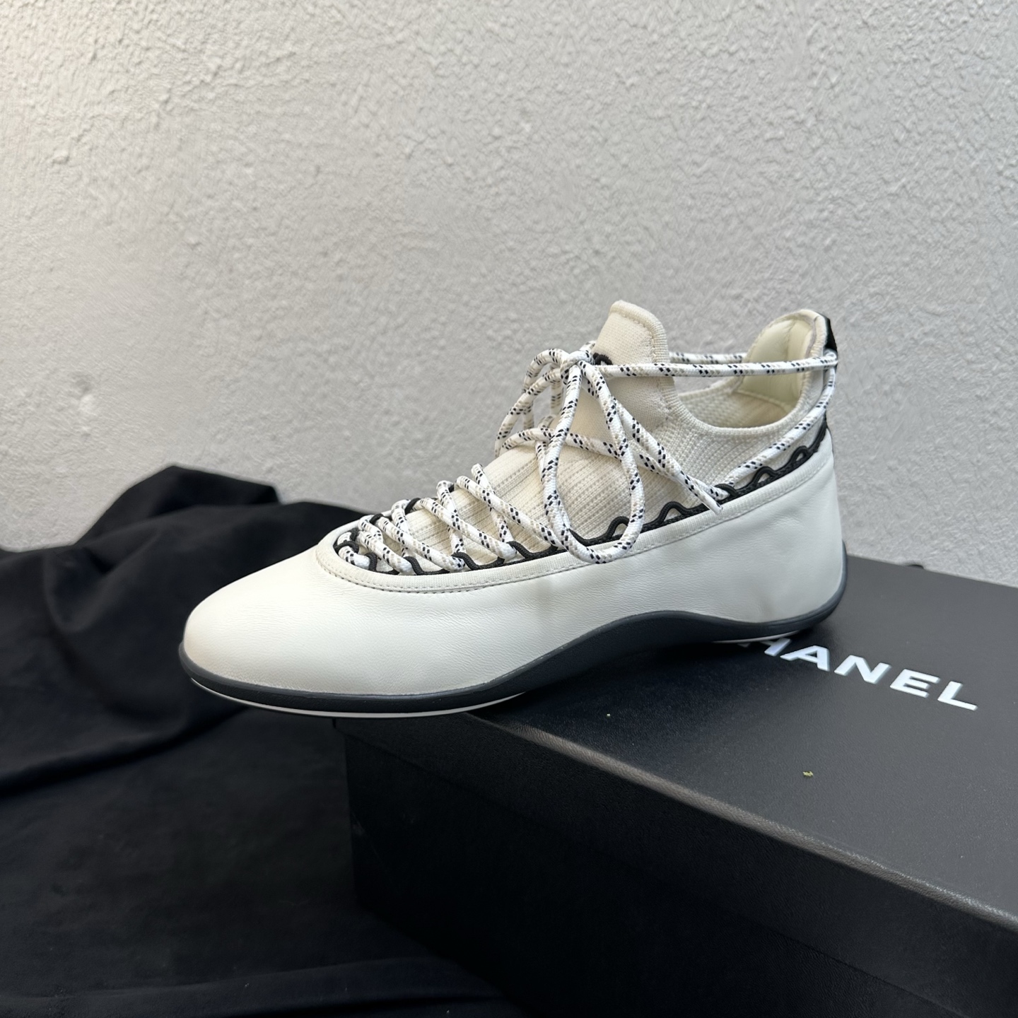NO:885768,26 new spring and summer styles｜Chanel Chanel wool knitted leather deep-mouth strap casual sports shoe last Fengshen retro casual series hot new style Knitted spliced leather jogging shoes, the same style as ins bloggers, full of atmosphere Metal double C logo embellishes the shoe body, full of brand logo recognition, retro sports style; two-color contrasting woven shoelace design, niche and non-contrasting, neat shoe shape modifies the foot shape.  Soft knitted elastic upper + first-layer cowhide toe, soft and waxy fit without squeezing the foot, thick sole without being bulky, soft elasticity that will not tire your feet when walking for a long time. Suitable for commuting, shopping, and traveling, suitable for casual skirts and trousers, versatile and practical all year round. Elastic fly knitted upper + imported smooth cowhide toe. Breathable sheepskin lining for foot padding. Thickened anti-slip rubber sole for sole.  Sizes 35–39 (customized sizes 40/41), casual shoes/sports shoes, chanel, chanel, sneakers, skirts, cowhide, sheepskin1986090926春夏新款｜Chanel香奈儿毛线针织拼皮深口绑带休闲运动鞋套楦 封神复古休闲系列爆款上新 针织拼接皮面慢跑鞋,ins博主同款氛围感拉满 金属双C徽标点缀鞋身,品牌标识辨识度拉满,复古运动千金风；双色撞色编织鞋带设计,小众不撞款,利落鞋型修饰脚型. 柔软针织弹力鞋面+头层牛皮鞋头,软糯贴合不挤脚,厚底增高不显笨重,走路软弹久穿不累脚 通勤、逛街、出游随便搭,休闲裙装裤装都适配,全年百搭实穿款 鞋面弹力飞织针织+进口光面牛皮鞋头 森 内里垫脚透气羊皮内里 鞋底加厚防滑橡胶底 码数35–39码（40/41码定制）,休闲鞋/运动鞋,chanel,chanel,sneakers,skirts,cowhide,sheepskin,Women's Shoes