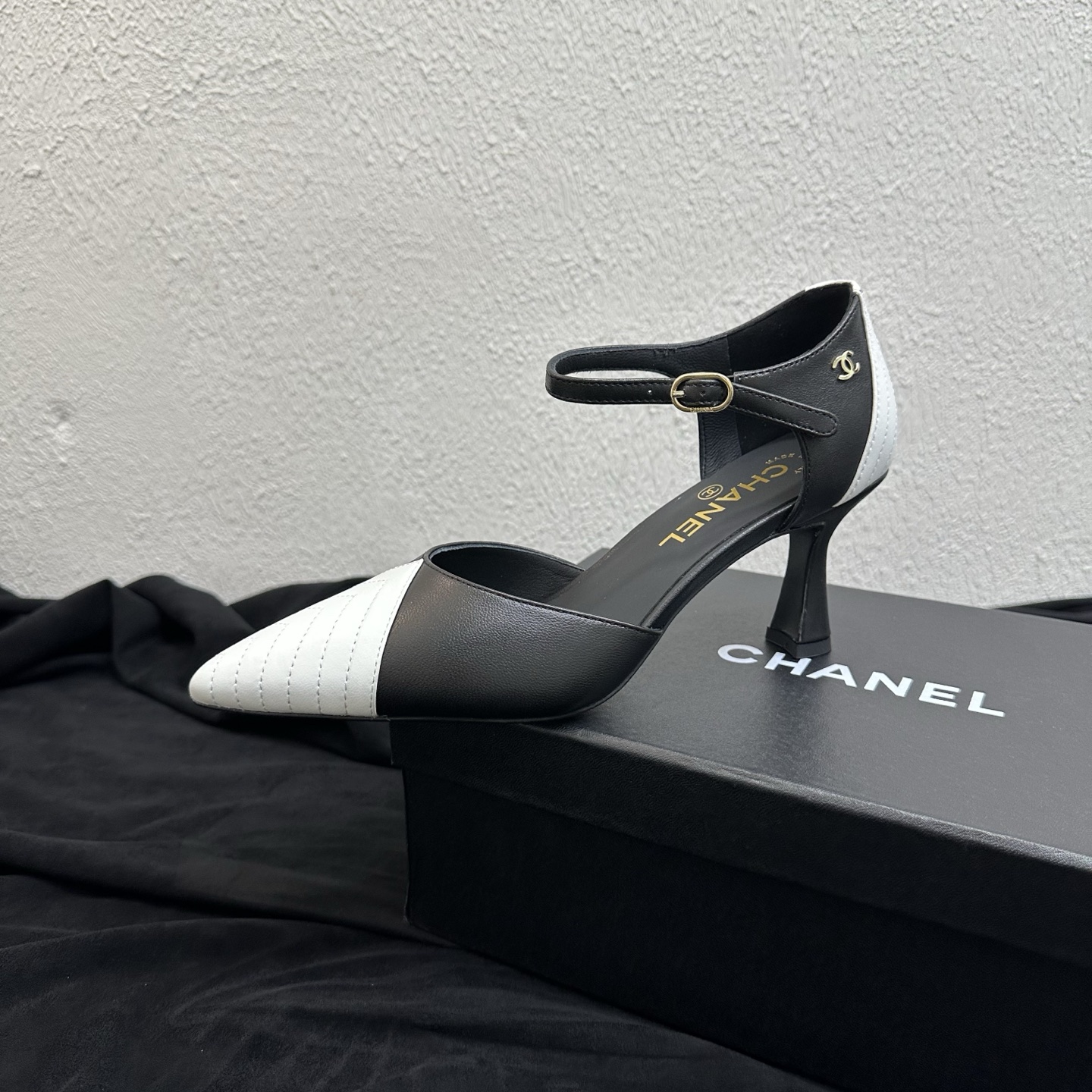 NO:901587,26P Spring and Summer New Style｜Chanel Chanel color-blocked rhombus pointed toe hollow high-heeled sandals Fengshen medieval retro hot style classic contrasting pointed toe shoes, directly full of the atmosphere of a wealthy lady. The iconic herringbone rhombus stitching on the toe, and the small double C metal logo hidden on the heel, full of recognition; the thin strap design of the single buckle modifies the ankle, and the stiletto heel elongates the leg line, full of retro sophistication.  The lambskin material is soft and skin-friendly, and fits the foot without abrasion. The buckle can be adjusted for tightness, taking into account both elegance and comfort. It is suitable for commuting, dinners, dates, and workplace wear. It is a versatile shoe for all seasons. The upper is made of fine imported lambskin. The inner lining is breathable sheepskin. The sole is original genuine leather outsole. The size is 35-39 (customized size 40/41).  Heel height 7.5cm, high heels sandals, chanel, chanel, sandals, high heels, sheepskin, Leather soles1986090926P春夏新款｜Chanel香奈儿拼色菱格尖头一字扣中空高跟凉鞋 封神中古复古爆款 经典撞色尖头鞋型,千金名媛氛围感直接拉满 鞋头标志性人字菱格车线,后跟暗藏小巧双C金属标,辨识度拉满；一字扣细带设计修饰脚踝,细高跟拉长腿部线条,复古精致感拉满 小羊皮材质软糯亲肤,上脚贴合脚面不磨皮,扣带可调节松紧,兼顾优雅气场与穿着舒适感 通勤、晚宴、约会、职场穿搭全能适配,四季百搭气质单鞋 鞋面甄选细腻进口小羊皮 内里垫脚透气羊皮 鞋底原版真皮大底 码数35–39码（40/41码定制） 跟高7.5cm,高跟鞋凉鞋,chanel,chanel,sandals,high heels,sheepskin,Leather soles,Women's Shoes