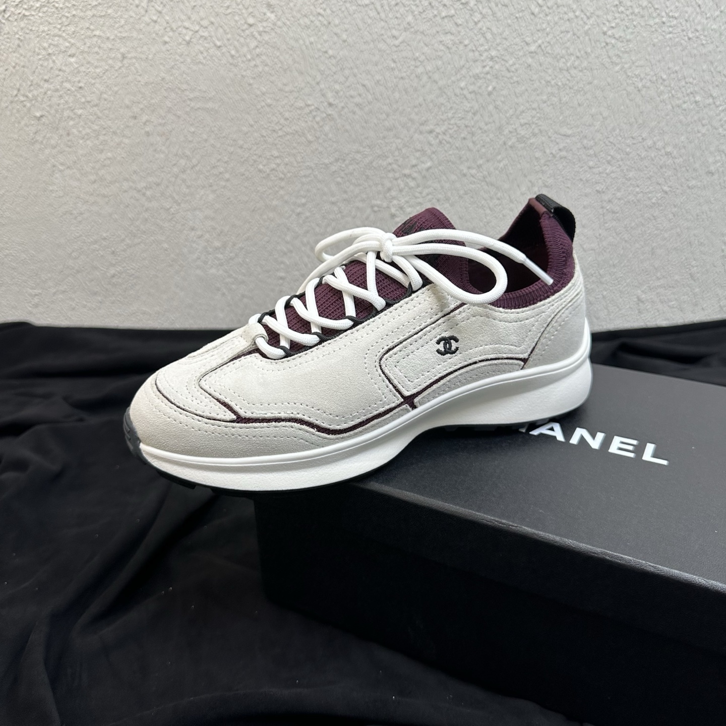 NO:901581,26P Spring and Summer New Style｜Chanel retro stitching knitted thick-soled dad casual sneakers Fengshen sports style mid-century hot style Contrasting color splicing streamlined shoe shape, relaxed and high-end atmosphere directly fills the air Small metal double C logo on the side is low-key and exquisite, topstitching stitching outlines the layers of the shoe body, the thick-soled version is quietly increased, taking into account fashion and casual tones, multiple colors are suitable for all kinds of wear  The top layer of lambskin is spliced with breathable mesh. The upper is soft, breathable and not stuffy. The loose shoe compartment accommodates various foot types. The thickened cushioning sole is light and weight-free. It is versatile for shopping, traveling and commuting. It is suitable for all seasons. Casual sports shoes that can be worn in all seasons. The upper is spliced with imported lambskin/nubuck leather + breathable knitted mesh. The inner lining is breathable sheepskin. The sole is original molded sole.  Sizes 35–39 (customized sizes 40/41), casual shoes/sports shoes, chanel, chanel, sneakers, sheepskin1986090926P春夏新款｜Chanel香奈儿复古拼接针织厚底老爹休闲运动鞋 封神运动风中古爆款 撞色拼接流线鞋型,松弛高级氛围感直接拉满 侧边小巧金属双C标识低调精致,明线车缝勾勒鞋身层次,厚底版型悄悄增高,兼顾时髦度与休闲调性,多配色适配各类穿搭 头层小羊皮拼接透气网布组合,鞋面柔软透气不闷脚,宽松鞋仓包容各种脚型,加厚缓震鞋底走路轻盈无负重 逛街、出游、通勤日常百搭不挑风格,四季实穿休闲运动鞋 鞋面进口小羊皮/磨砂皮+透气针织网布拼接 森 内里垫脚透气羊皮 鞋底原版开模底 码数35–39码（40/41码定制）,休闲鞋/运动鞋,chanel,chanel,sneakers,sheepskin,Women's Shoes