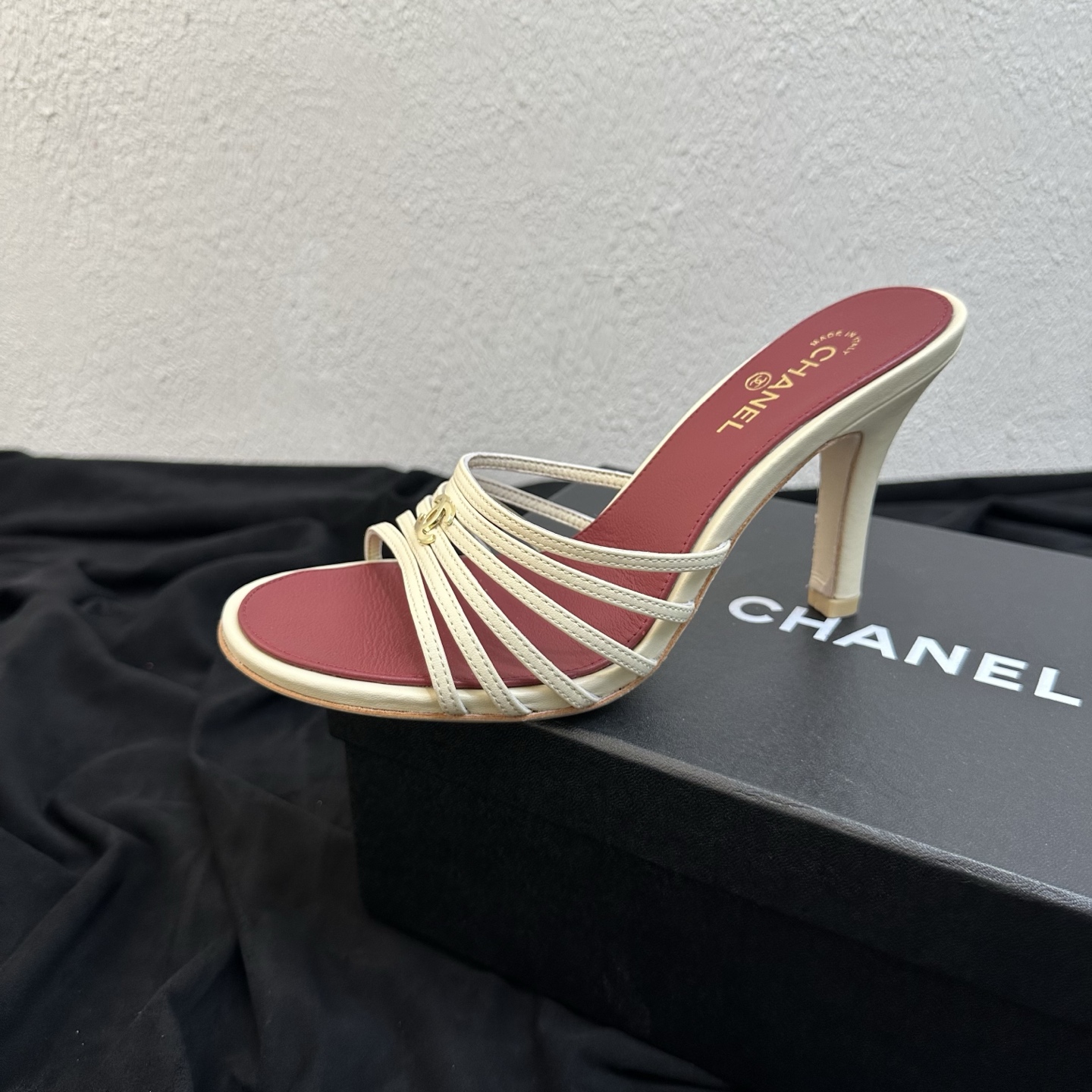NO:901565,26P Spring and Summer New Style｜Chanel Chanel Thin Strap Double C High Heel Roman Sandal Slippers Fengshen Medieval Retro Hot Style Multi-thin Strap Woven One-Flop Version, Full of French Rich Atmosphere Metal Double C Classic Logo Embellishes the Upper, Full of Recognition, Retro Burgundy Sheepskin Insole, Simple High-heeled Design is Casual and Elegant, Multiple Colors Available to Suit Various Wear Styles  Delicate lambskin is soft and skin-friendly, with multiple thin straps to modify the top of the foot. The flat low heel is light and unburdened, and fits the upper foot without rubbing. It is comfortable and stress-free for daily wear. It can be used for shopping, vacation, commuting, and dating. It is a versatile sandal in spring and summer. The upper is made of fine imported lambskin. The inner lining is breathable sheepskin burgundy lining. The sole is original genuine leather outsole.  Size 35-39 (customized size 40/41) Heel height 9cm, slippers and sandals, chanel, chanel, sandals, slippers, sheepskin, Leather soles1986090926P春夏新款｜Chanel香奈儿细带双C高跟罗马凉拖鞋 封神中古复古爆款 多条细带编织一字拖版型,法式千金氛围感拉满 金属双C经典标识点缀鞋面,辨识度拉满,复古酒红色羊皮内垫,简约高跟设计随性又显贵气,多色可选适配各种穿搭风格 细腻小羊皮软糯亲肤,多条细带修饰脚面超显瘦,平底低跟轻盈无负担,上脚贴合不磨脚,日常久穿舒适无压力 逛街、度假、通勤、约会全能驾驭,春夏刚需百搭凉拖 鞋面甄选细腻进口小羊皮 思 内里垫脚透气羊皮酒红内里 鞋底原版真皮大底 码数35–39码（40/41码定制）跟高9cm,拖鞋凉鞋,chanel,chanel,sandals,slippers,sheepskin,Leather soles,Women's Shoes