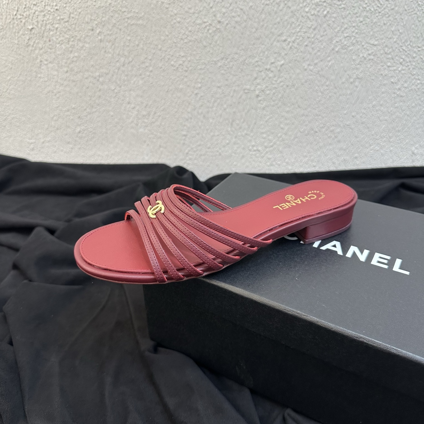 NO:901568,26P Spring and Summer New Style｜Chanel Chanel Double C Flat Roman Sandal Sandals Fengshen Medieval Retro Hot Style Multi-strip woven slip-on style, full of French rich atmosphere. Metal Double C classic logo embellishes the upper, full of recognition, retro burgundy sheepskin insole, simple low-heeled design is casual and noble, multiple colors are available to suit various styles.  Delicate lambskin is soft and skin-friendly, with multiple thin straps to modify the top of the foot. The flat low heel is light and unburdened, and fits the upper foot without rubbing. It is comfortable and stress-free for daily wear. It can be used for shopping, vacation, commuting, and dating. It is a versatile sandal in spring and summer. The upper is made of fine imported lambskin. The inner lining is breathable sheepskin burgundy lining. The sole is original genuine leather outsole.  Size 35-39 (customized size 40/41), slippers and sandals, chanel, chanel, sandals, slippers, sheepskin, Leather soles1986090926P春夏新款｜Chanel香奈儿细带双C平底罗马凉拖鞋 封神中古复古爆款 多条细带编织一字拖版型,法式千金氛围感拉满 金属双C经典标识点缀鞋面,辨识度拉满,复古酒红色羊皮内垫,简约低跟设计随性又显贵气,多色可选适配各种穿搭风格 细腻小羊皮软糯亲肤,多条细带修饰脚面超显瘦,平底低跟轻盈无负担,上脚贴合不磨脚,日常久穿舒适无压力 逛街、度假、通勤、约会全能驾驭,春夏刚需百搭凉拖 鞋面甄选细腻进口小羊皮 思 内里垫脚透气羊皮酒红内里 鞋底原版真皮大底 码数35–39码（40/41码定制）,拖鞋凉鞋,chanel,chanel,sandals,slippers,sheepskin,Leather soles,Women's Shoes
