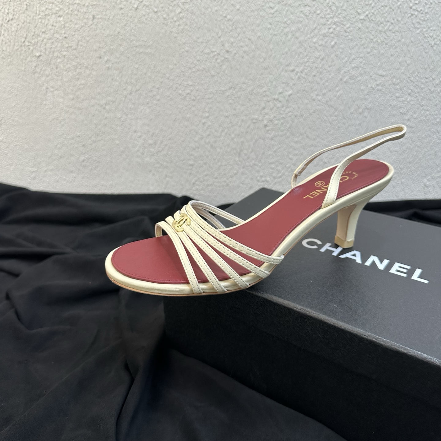 NO:901574,26P Spring and Summer New Style｜Chanel Chanel Thin Strap Double C Back Strap High-heeled Roman Sandals Fengshen has a hot medieval atmosphere. Multi-thin strap weaving design + back strap shape, directly full of retro gold style. Metal double logos embellish the shoe body, making the classic logo more recognizable. The burgundy inner pad has a retro atmosphere, and the stiletto heels highlight the slender legs.  The delicate lambskin material is soft and does not scratch the feet. Multiple thin straps make the feet look slimmer. The back-hanging thin straps are stable and will not fall off. The upper foot is light and elegant and will not press the feet when worn for a long time. It is suitable for dates, dinners, and commuting. It is a must-have shoe for the spring and summer atmosphere. The upper is made of fine imported lambskin. The inner lining is breathable sheepskin burgundy insole. The original leather outsole is available in sizes 35-39 (customized size 40/41).  Heel height 6.5cm, slippers, sandals, chanel, chanel, sandals, slippers, sheepskin, Leather soles1986090926P春夏新款｜Chanel香奈儿细带双C后带高跟罗马凉鞋 封神中古氛围感爆款 多细带编织设计+后绊带造型,复古千金风直接拉满 金属双Clogo点缀鞋身,经典标识辨识度拉满,酒红色内垫自带复古氛围感,细高跟凸显修长腿型 细腻小羊皮材质柔软不磨脚,多条细带修饰脚面显瘦,后挂式细带稳固不掉跟,上脚轻盈优雅,久穿不压脚 约会、晚宴、通勤穿搭全能适配,春夏氛围感刚需单鞋 鞋面甄选细腻进口小羊皮 内里垫脚透气羊皮酒红内底 鞋底原版真皮大底 码数35–39码（40/41码定制） 跟高6.5cm,拖鞋凉鞋,chanel,chanel,sandals,slippers,sheepskin,Leather soles,Women's Shoes