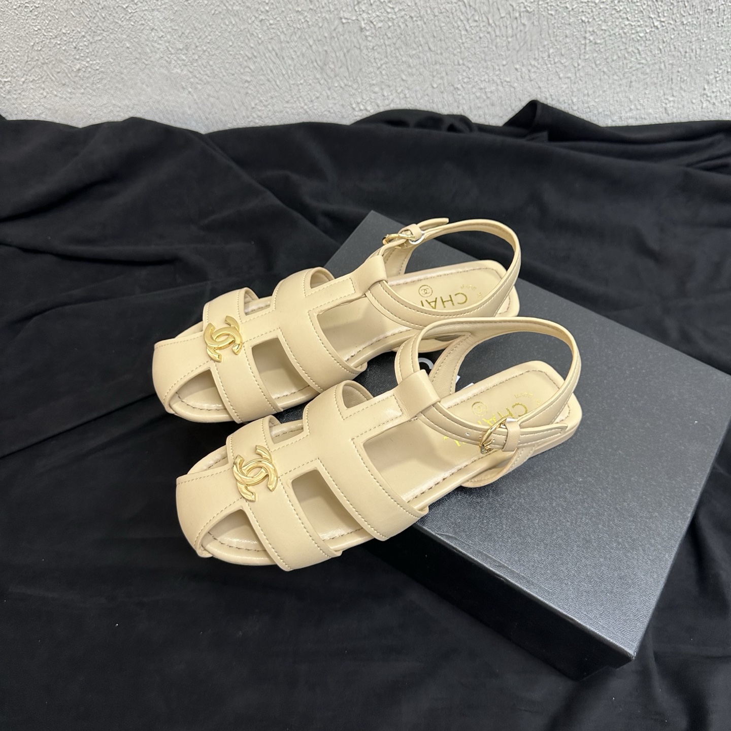 NO:901561,26P Spring and Summer New Style｜Chanel Chanel Hollow Double C One-Flop Flat Sandals Fengshen Medieval Series Hot New Style The Hollow Baotou Flip Flop directly adds to the retro atmosphere. The iconic large metal double C buckle is highly recognizable and brings the gentle texture of a rich lady; the hollow striped toe toe is cut, retro and simple, and is versatile for daily wear.  The delicate soft cowhide material is soft and skin-friendly, fits the upper foot without rubbing, and the flat-soled design is lightweight and zero-loading, so it will not tire your feet after long-term wear. It can be worn for commuting, shopping, vacationing, and at home. It is a versatile style for all seasons. Cowhide upper, breathable sheepskin lining, original genuine leather outsole, last-shaped high flat bottom  Size 35-39 (size 40/41 can be customized), half-slip sandals, chanel, chanel, sandals, cowhide, sheepskin, Leather soles1986090926P春夏新款｜Chanel香奈儿镂空双C一字拖平底凉鞋 封神中古系列爆款上新 镂空包头拖复古氛围感直接拉满 标志性金属大双C饰扣,辨识度拉满,自带千金名媛温柔质感；包头镂空条带剪裁,复古简约,日常百搭不挑穿搭. 细腻软牛皮材质软糯亲肤,上脚贴合不磨脚,平底设计轻便零负重,久穿不累脚 通勤、逛街、度假、居家都能穿,四季刚需百搭款 鞋面牛皮 内里垫脚透气羊皮 鞋底原版真皮大底 楦型跟高平底 码数35–39码（40/41码可定制）,半拖凉鞋,chanel,chanel,sandals,cowhide,sheepskin,Leather soles,Women's Shoes