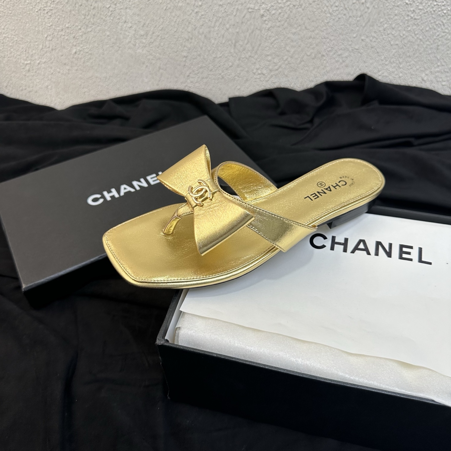 NO:901598,CHANEL Chanel 26P most popular thong-toe bow slippers. The counters are crazy. The pictures are popular on all major social platforms. This catwalk style is absolutely too handsome. It is definitely the hottest style of this season. The fairies at the counter are really knowledgeable. They don’t get stuck or rub the feet. The texture is very soft and comfortable on the feet. Classic black and white, super versatile. 1 Fabric: Sheepskin 2 Lining: Environmentally friendly mixed sheepskin  3 Outsole: Genuine leather outsole 4 Size 35-3940 41 Customized, split-toe shoes, chanel, chanel, slippers, sheepskin, Leather soles19860909CHANEL香奈儿26P最爆夹脚夹趾蝴蝶结拖鞋 专柜简直疯抢了,各大社交平台热门晒图,这期的走秀款绝对太帅了,绝对是这一季最热门的款式,专柜仙女们真的太识货了,不卡脚也不会磨脚,质感上脚是非常柔软舒服的.经典的黑白配,超级百搭. 1面料:羊皮 2内里:环保混种羊皮 3大底:真皮大底 4码数35-3940 41 定做,分趾鞋,chanel,chanel,slippers,sheepskin,Leather soles,Women's Shoes