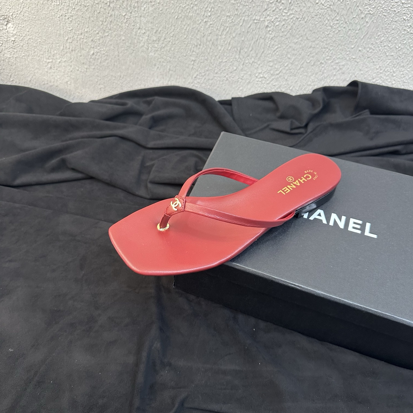 NO:901552,26P Spring and Summer New Style｜Chanel Chanel Metal Double C Square Toe Flip-Toe Flip-Flops A new light luxury summer sandal. The simple square toe flip-flops have a refreshing and neat style. They are available in multiple colors to suit all kinds of outfits. The exquisite small gold logo double C embellishment enhances the brand recognition and creates a lazy rich family atmosphere.  The thin thong strap has simple and smooth lines, the hardware accessories are exquisitely crafted, the wiring is neat and delicate, the minimalist design is high-end and durable, and firmly grasps the fragrance's classic light luxury tone. The imported lambskin is flexible and skin-friendly, conforms to the curve of the sole of the foot, and the flat version has no weight-bearing feeling. It is soft and comfortable to step on, and will not wear your toes after long-term wear. It is suitable for beach vacations, daily shopping, and home wear. It is a versatile item in summer. The upper is made of fine imported lambskin.  Breathable sheepskin lining, original genuine leather outsole, last-shaped heel, high square toe, flat bottom, size 35-39 (customized size 40/41), split-toe shoes, chanel, chanel, chanel, slippers, sheepskin, Leather soles1986090926P春夏新款｜Chanel香奈儿金属双C方头夹脚夹趾人字拖鞋 轻奢夏日凉拖重磅上新 简约方头夹趾版型清爽利落,多色可选适配各类穿搭,精致小金标双C点缀,品牌辨识度拉满,慵懒富家千金氛围感拉满. 细夹趾带线条简约流畅,五金配饰做工精致考究,走线工整细腻,极简设计高级耐看,牢牢拿捏香家经典轻奢调性. 进口小羊皮柔韧亲肤,贴合脚掌曲线,平底版型无负重感,踩上去柔软舒适,久穿不磨脚趾. 海边度假、日常逛街、居家外穿都合适,夏日百搭刚需款. 鞋面甄选细腻进口小羊皮 内里垫脚透气羊皮 鞋底原版真皮大底 楦型跟高方头平底 码数35–39码（40/41码定制）,分趾鞋,chanel,chanel,chanel,slippers,sheepskin,Leather soles,Women's Shoes