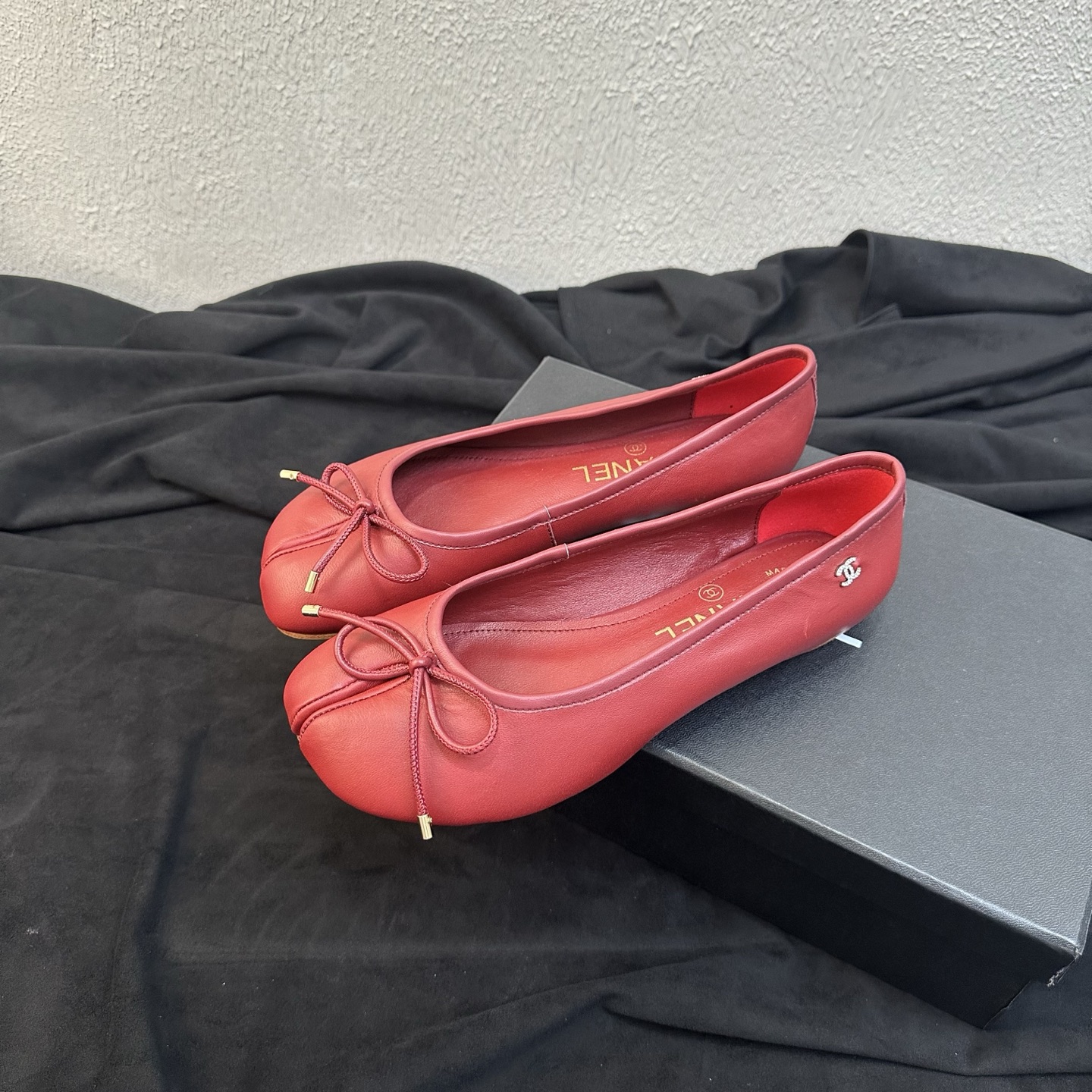NO:901592,Chanel Chanel Little Fragrance Style C Spring and Summer Split-Toe Shoes Ballet Shoes Bow-tie Shoes Light Luxury High-end Atmosphere Full Handmade Split-Toe Design + Classic Double C Embroidery + Soft Bottom Flat Heel Multi-Color Hot Style 2026 Counters Are New at the Same Time, Purchase Top-Quality Level!  Original lasting process, the same shoe model at the counter!  The upper toes perfectly make the legs look longer and slimmer, and they are soft and waxy without any wear on the feet after being worn for a long time. You can go in and out of the counter for comparison without stress!  Good shoes, full of details from head to toe!  Material: Imported fine sheepskin upper + split-toe design. Four colors available. Lining/foot pads imported soft sheepskin. Original Italian non-slip and wear-resistant genuine leather outsole. Authentic molded split-toe flat heel last, 1cm heel height, a must-have for the exquisite goddess shoe cabinet!  Size 35-39 (40/41 custom-made, non-returnable), split-toe shoes, chanel, chanel, chanel, sheepskin, Leather soles19860909Chanel香奈儿小香风C家春夏分趾鞋芭蕾舞鞋 蝴蝶结 单鞋轻奢高级氛围感拉满手工分趾设计+经典双C刺绣+软底平跟多色爆款2026专柜同步上新 代购顶配级别！原版套楦工艺,专柜同款鞋型！上脚极致显腿长显瘦,久穿软糯不磨脚,可出入专柜无压力比对！好鞋子从头到脚细节拉满！ 材料进口细腻羊皮鞋面+分趾设计 四色可选 内里／垫脚进口柔软羊皮 鞋底原版意大利防滑耐磨真皮大底 正品开模定型分趾平跟楦型,跟高1cm,精致女神鞋柜封神必备款！ 尺码35-39（40/41定做不退换）,分趾鞋,chanel,chanel,chanel,sheepskin,Leather soles,Women's Shoes