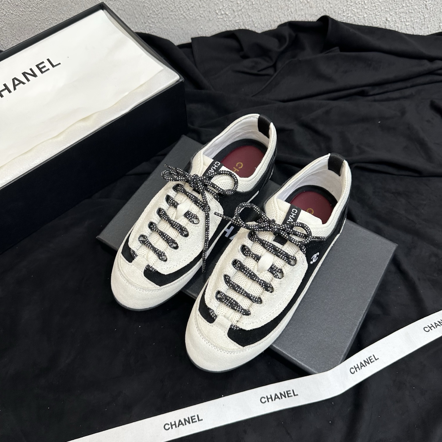NO:901586,26P Spring and Summer New Style｜Chanel Chanel black and white color matching retro morality training casual sports shoes Fengshen retro gold style popular style Black and white contrasting color splicing streamline morality training shoes, retro lazy atmosphere directly fills the air The exquisite metal double C logo on the side is low-key and noble, thick woven shoelaces are matched with open threads, the slightly thick sole version is invisible, retro casual double online, black and white classic color matching is suitable for all styles of wear  Delicate sheepskin leather splicing knitted canvas combination, the upper is soft and waxy, skin-friendly, breathable and not stuffy, the loose shoe last does not squeeze the feet, the leather non-slip outsole is light and does not tire the feet. It is versatile for commuting, shopping, traveling and dating, evergreen retro casual sneakers for all seasons. The upper is imported sheep suede + cowhide splicing. The lining is soft and breathable sheepskin. The sole is original non-slip outsole.  Size 35–39 (size 40/41 can be customized), casual shoes/sports shoes, chanel, chanel, sneakers, cowhide, sheepskin, sheep, chamois leather1986090926P春夏新款｜Chanel香奈儿黑白拼色复古德训休闲运动鞋 封神复古千金风爆款 黑白撞色拼接流线德训鞋型,复古慵懒氛围感直接拉满 侧边精致金属双C小标低调显贵,粗编织鞋带搭配明线走线,微厚底版型隐形增高,复古休闲双在线,黑白经典配色适配全风格穿搭 细腻羊猄皮拼接针织帆布组合,鞋面软糯亲肤透气不闷脚,宽松鞋楦不挤脚,真皮防滑大底上脚轻盈不累脚 通勤、逛街、出游、约会万能百搭,四季常青复古休闲板鞋 鞋面进口羊猄麂皮+牛皮拼接 内里垫脚柔软透气羊皮 鞋底原版防滑大底 码数35–39码（40/41码可定制）,休闲鞋/运动鞋,chanel,chanel,sneakers,cowhide,sheepskin,sheep,chamois leather,Women's Shoes