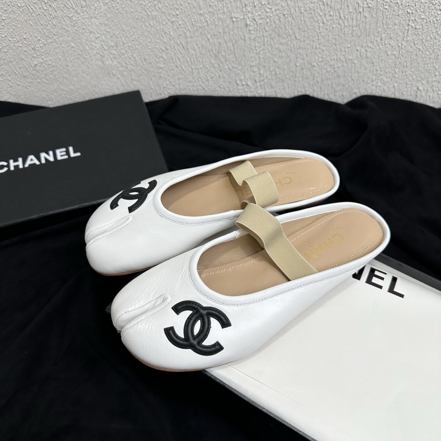 NO:901580,Chanel Chanel Little Fragrance Style C House Split Toe Mary Jane Half Slippers Spring and Summer Ballet Slippers Light Luxurious Gold Atmosphere Full of Handmade Split Toe Pig Trotter Shoes Design + Classic Double C Embroidery + Elastic One-Word Belt Soft Bottom Flat Heel Multi-Color Hot Style 2026 Counters Are New at the Same Time, Purchasing Top Level!  Original lasting process, the same shoe model at the counter!  The upper toes perfectly make the legs look longer and slimmer, and they are soft and waxy without any wear on the feet after being worn for a long time. You can go in and out of the counter for comparison without stress!  Good shoes, full of details from head to toe!  Material: Imported fine sheepskin upper + split-toed pig's trotter shape. Four colors available (black/white/red/naked apricot). Lining/foot pads imported soft sheepskin. Original Italian non-slip and wear-resistant genuine leather outsole. Genuine molded split-toe flat heel last, heel height 1cm, elastic elastic band that does not tighten the foot, a must-have for the exquisite goddess shoe cabinet!  Size 35-39 (40/41 custom-made, non-returnable), half drag, chanel, chanel, chanel, mary jane, slippers, sheepskin, Leather soles19860909Chanel香奈儿小香风C家分趾玛丽珍半拖 春夏芭蕾拖鞋轻奢千金氛围感拉满手工分趾猪蹄鞋设计+经典双C刺绣+弹力一字带软底平跟多色爆款2026专柜同步上新 代购顶配级别！原版套楦工艺,专柜同款鞋型！上脚极致显腿长显瘦,久穿软糯不磨脚,可出入专柜无压力比对！好鞋子从头到脚细节拉满！ 材料进口细腻羊皮鞋面+分趾猪蹄造型 四色可选（黑/白/红/裸杏） 内里／垫脚进口柔软羊皮 鞋底原版意大利防滑耐磨真皮大底 正品开模定型分趾平跟楦型,跟高1cm,弹力松紧一字带不勒脚,精致女神鞋柜封神必备款！ 尺码35-39（40/41定做不退换）,半拖,chanel,chanel,chanel,mary jane,slippers,sheepskin,Leather soles,Women's Shoes