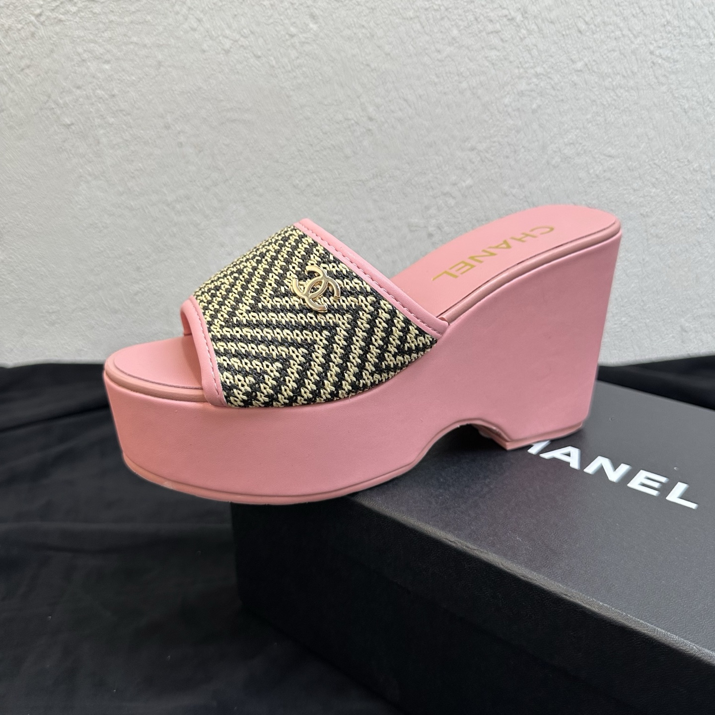 NO:901573,26P Spring and Summer New Style｜Chanel Chanel Straw Wedge Waterproof Platform Platform Thick-soled Lazy Heightening Slippers Fengshen Holiday Series hot new style Retro straw herringbone wedge sandals, American retro atmosphere directly full of feeling. Metal double C small gold label embellishment, full of recognition, with a rich holiday style texture; full-body herringbone straw weaving technology, heavy texture, retro hot girl style.  Ultra-high wedge heel and thick sole, elongating the leg line, standing firmly without tiring the feet. Versatile for beach vacations, shopping, and dating, just needed in summer. The upper is imported herringbone straw, black, and the lining is breathable sheepskin. The sole is original molded outsole. Sizes 35–39 (customized size 40/41), slippers, chanel, chanel, sandals, slippers, espadrilles, sheepskin1986090926P春夏新款｜Chanel香奈儿草编坡跟防水台底台厚底懒人增高拖鞋 封神度假系列爆款上新 复古草编人字纹坡跟凉鞋,美式复古氛围感直接拉满 金属双C小金标点缀,辨识度拉满,自带千金度假风质感；全身人字草编编织工艺,重工肌理感,复古辣妹格调拉满. 超高坡跟厚底,拉长腿部线条,稳站不累脚 海边度假、逛街、约会百搭,夏日刚需款 鞋面进口人字纹草编 黑 内里垫脚透气羊皮 鞋底原版开模大底 码数35–39码（40/41码定制）,拖鞋,chanel,chanel,sandals,slippers,espadrilles,sheepskin,Women's Shoes