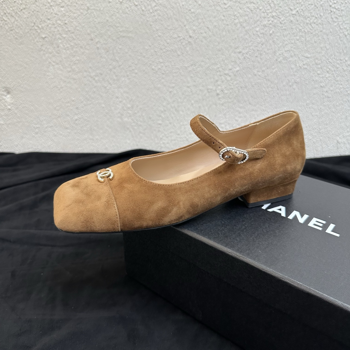 NO:901567,26P Spring and Summer New Style｜Chanel Chanel retro square toe Mary Jane flat shoes Fengshen French series is strongly new. The classic square toe Mary Jane version has a gentle retro atmosphere. The iconic metal double C logo is highly recognizable and has an elegant ladylike texture; the exquisite splicing toe design and exquisite details perfectly capture the classic French style of Chanel.  Fine leather/suede are available in two materials. The upper foot is soft and fits the shape of the foot. The low-heeled design combines sophistication with daily walking comfort. It can be worn for a long time without tiring the feet. It is suitable for commuting, dating, and daily school life. It is versatile and practical in all seasons. The upper is made of fine smooth lambskin/retro suede. The inner lining is breathable sheepskin. The sole is original genuine leather outsole.  Sizes 35–39 (40/41 can be customized), ballet shoes, chanel, chanel, chanel, mary jane, flats, sheepskin, Leather soles1986090926P春夏新款｜Chanel香奈儿复古方头玛丽珍平底鞋单鞋 封神法式系列强势上新 经典方头玛丽珍版型,温柔复古氛围感直接拉满 标志性金属双C标识,辨识度超高,自带优雅名媛质感；精致拼接鞋头设计,细节考究,完美拿捏香家经典法式格调. 细腻皮革/翻毛皮两种材质可选,上脚软糯贴合脚型,低跟设计兼顾精致感与日常行走舒适度,久穿不累脚 通勤、约会、校园日常都能适配,四季百搭实穿款 鞋面甄选细腻光面小羊皮/复古翻毛皮可选 凡 内里垫脚透气羊皮 鞋底原版真皮大底 码数35–39码（40/41码可定制）,芭蕾舞鞋,chanel,chanel,chanel,mary jane,flats,sheepskin,Leather soles,Women's Shoes
