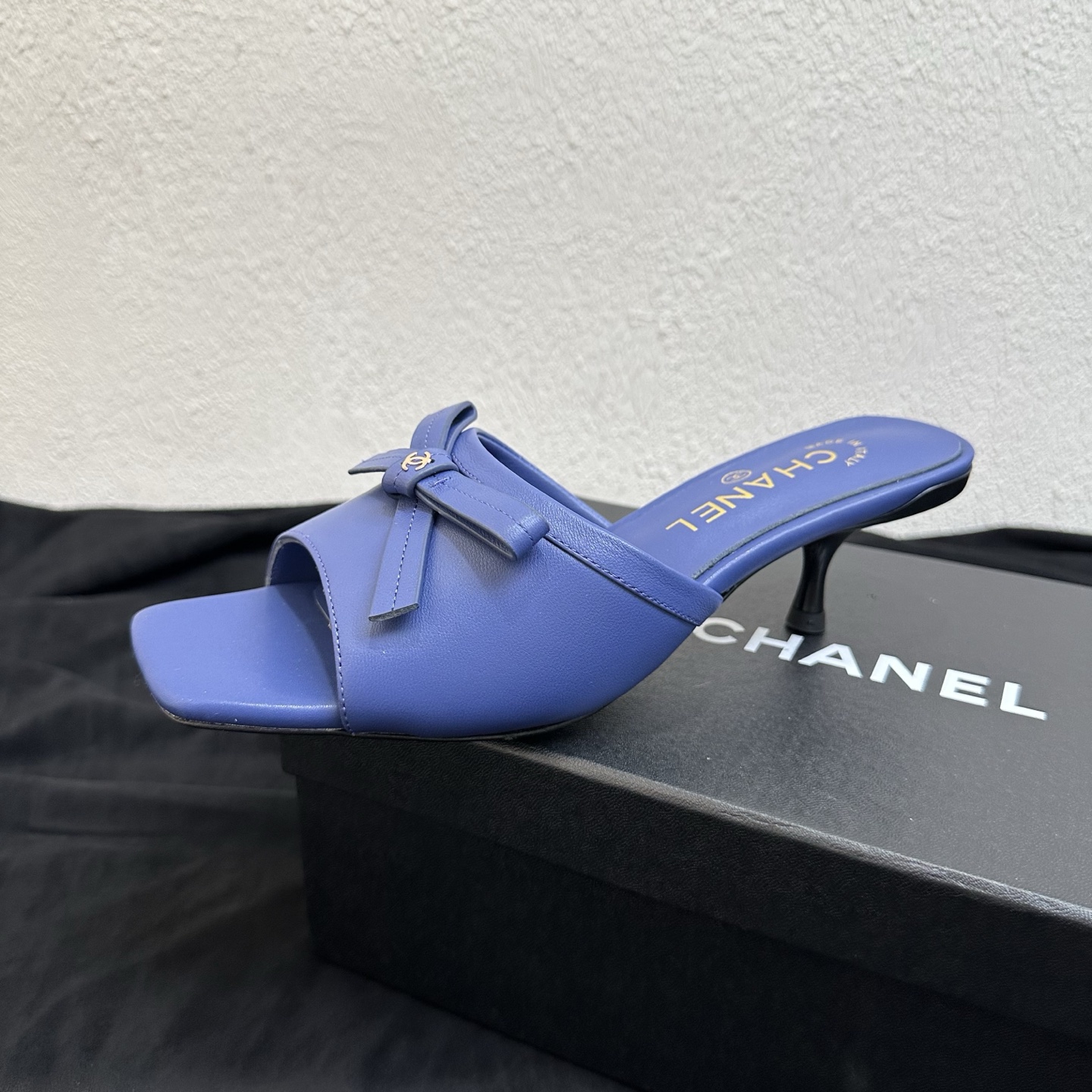 NO:901563,26P Spring and Summer New Style｜Chanel Chanel Bow Square Toe Stiletto Sandals New in the Fengshen Gentle Thousand Gold Series. The square toe bow stiletto slippers directly bring out the cool French atmosphere. The delicate bow is matched with the metal double C logo, which is small and exquisite in recognition, and has a light luxury celebrity texture; the neat square toe shoe shape + simple wide design, the minimalist sense of luxury, perfectly captures the gentle commuting style of the Chan family.  Imported lambskin is soft and skin-friendly, heelless and easy to put on and take off. The slim cat heel modifies the shape of the legs. It is light and stable without tiring the feet. It is suitable for dating, shopping, commuting and vacation. It is a versatile style for summer. The upper is made of fine cowhide. The inner lining is breathable sheepskin. The sole is original genuine leather outsole. The size is 35-39 (customized size 40/41).  Heel height 5cm, high heels slippers, chanel, chanel, chanel, high heels, slippers, cowhide, sheepskin, Leather soles1986090926P春夏新款｜Chanel香奈儿蝴蝶结方头细跟凉拖鞋 封神温柔千金系列上新 方头蝴蝶结细跟拖,清冷法式氛围感直接拉满 精致蝴蝶结搭配金属双C小标,小巧精致辨识度拉满,自带轻奢名媛质感；利落方头鞋型+简约宽带设计,极简高级感拉满,完美拿捏香家温柔通勤格调. 进口小羊皮软糯亲肤,无后跟懒人拖穿脱方便,纤细猫跟修饰腿型,轻盈稳走不累脚 约会、逛街、通勤、度假全能适配,夏日刚需百搭款 鞋面甄选细腻牛皮 凡 内里垫脚透气羊皮 鞋底原版真皮大底 码数35–39码（40/41码定制） 跟高5cm,高跟鞋拖鞋,chanel,chanel,chanel,high heels,slippers,cowhide,sheepskin,Leather soles,Women's Shoes