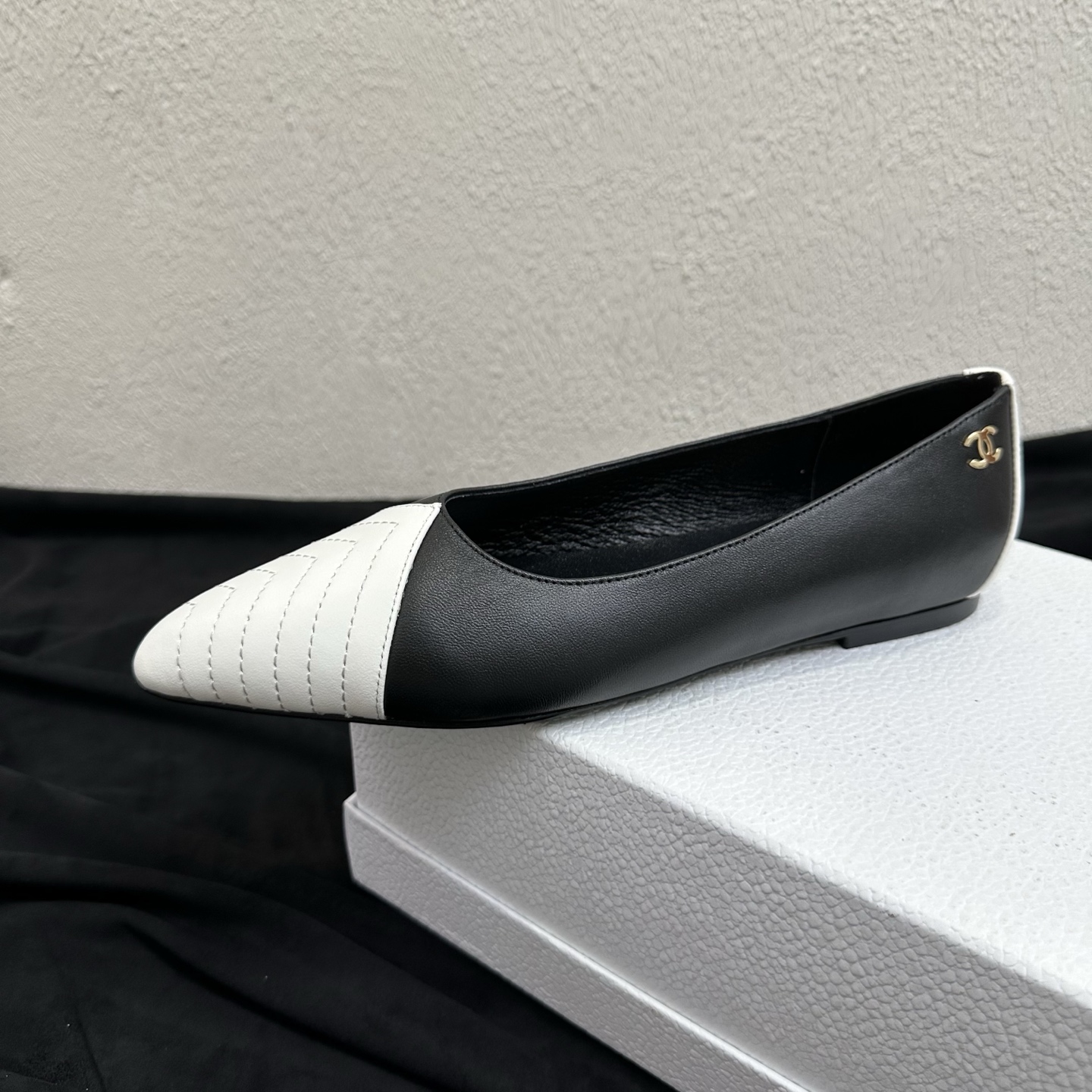 NO:901597,26P Spring and Summer New Style｜Chanel V-shaped electric embroidered color-blocked pointed-toe flat shoes. Fengshen retro series hot new style. Classic color-blocked pointed-toe pumps, directly filling the retro atmosphere. The low-key double C metal logo on the heel is highly recognizable and has the texture of a rich lady. The V-shaped fold line of the toe is hand-stitched, with sophisticated heavy workmanship, and perfectly captures the elegant style of Xiangjia.  The lambskin material is soft and skin-friendly, and the upper foot is wrapped to fit the shape of the foot. The flat version combines elegance and comfort, and is soft and elastic for long-term wear without tiring the feet. It is versatile for commuting, dating, and daily outings. It is suitable for all seasons. The upper is made of fine imported lambskin. The lining is breathable sheepskin. The sole is original genuine leather outsole. The last-shaped heel is flat with a high pointed toe.  Sizes 35–39 (40/41 can be customized), single shoes, chanel, chanel, chanel, sheepskin, Leather soles1986090926P春夏新款｜Chanel香奈儿V型电绣拼色尖头平底单鞋 封神复古系列爆款上新 经典拼色尖头浅口鞋,复古氛围感直接拉满 后跟低调双C金属标点缀,辨识度十足,自带千金名媛质感；鞋头V形折线手工车线,重工考究,香家优雅格调完美拿捏. 小羊皮材质软糯亲肤,上脚包裹贴合脚型,平底版型兼顾优雅与舒适,久穿软弹不累脚 通勤、约会、日常出街百搭不挑穿搭,四季实穿款 鞋面甄选细腻进口小羊皮 艾 内里垫脚透气羊皮 鞋底原版真皮大底 楦型跟高尖头平底 码数35–39码（40/41码可定制）,单鞋,chanel,chanel,chanel,sheepskin,Leather soles,Women's Shoes