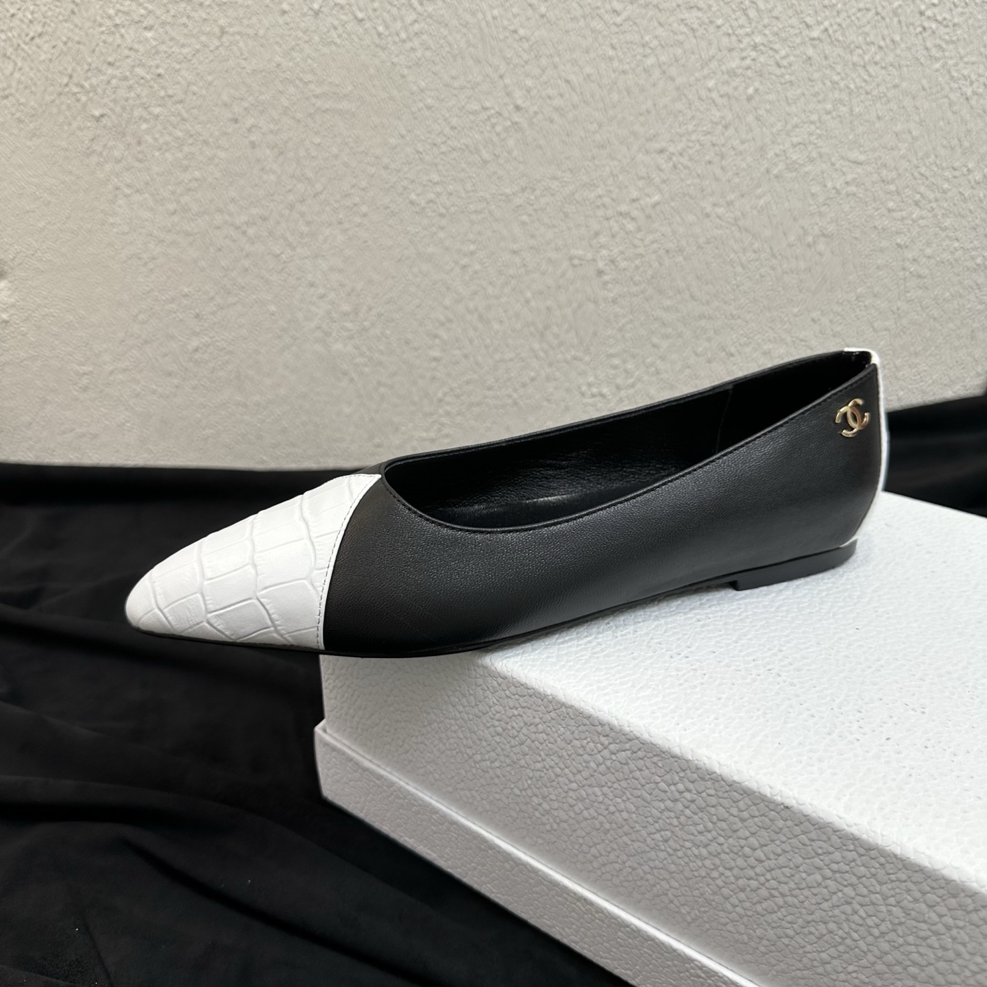 NO:901551,26P Spring and Summer New Style｜Chanel Chanel crocodile pattern color-blocked pointed-toe flat shoes. Fengshen retro series hot new style. Classic color-blocked pointed-toe shallow-mouthed shoes, which directly fills the retro atmosphere. The exquisite small gold logo and double C embellishment on the heel are highly recognizable and have the texture of a rich lady. The toe is crocodile embossed splicing design, sophisticated workmanship, and perfectly captures the low-key elegance of Xiangjia.  The imported lambskin material is soft and skin-friendly, and fits and wraps the foot. The flat-soled version combines elegance and comfort, and is soft and elastic without tiring the feet. It is versatile for commuting, dating, and daily outings. It is practical for all seasons. The upper is made of fine imported lambskin + crocodile embossed cowhide. The inner lining is breathable sheepskin. The sole is original genuine leather. The last-shaped heel is flat with a high pointed toe, and the heel height is 0.5cm.  Sizes 35–39 (40/41 can be customized), single shoes, chanel, chanel, chanel, flats, cowhide, sheepskin, Leather soles1986090926P春夏新款｜Chanel香奈儿鳄鱼纹拼色尖头平底鞋 封神复古系列爆款上新 经典拼色尖头浅口单鞋,复古氛围感直接拉满 后跟精致小金标双C点缀,辨识度超高,自带千金名媛质感；鞋头鳄鱼压纹拼接设计,重工考究,香家低调优雅格调完美拿捏. 进口小羊皮材质软糯亲肤,上脚贴合包裹脚型,平底版型兼顾优雅与舒适,软弹不累脚 通勤、约会、日常出街百搭不挑穿搭,四季实穿款 鞋面甄选细腻进口小羊皮+鳄鱼压纹牛皮 艾 内里垫脚透气羊皮 鞋底原版真皮大底 楦型跟高尖头平底,跟高0.5cm 码数35–39码（40/41码可定制）,单鞋,chanel,chanel,chanel,flats,cowhide,sheepskin,Leather soles,Women's Shoes