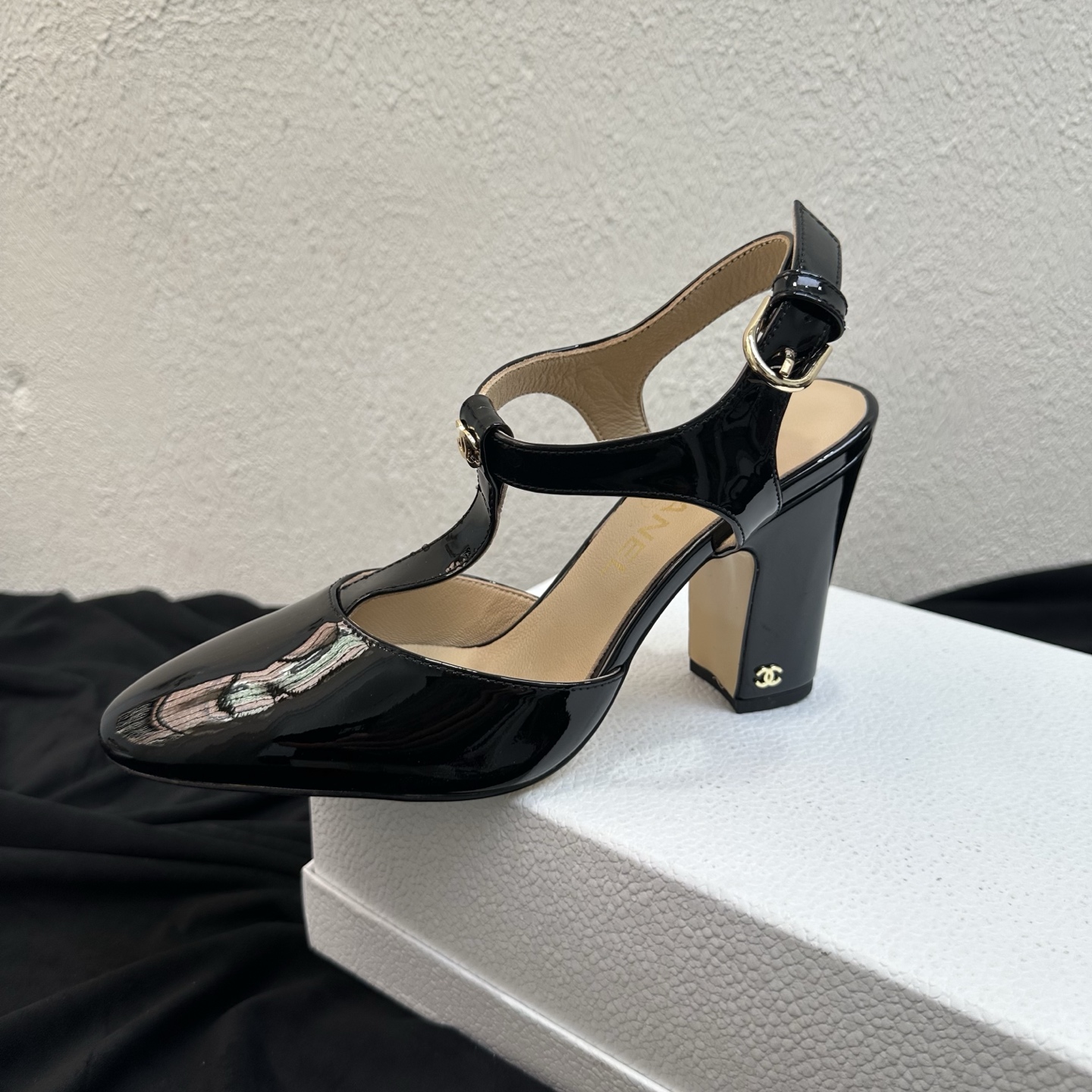 NO:904317,26P Spring and Summer New Style｜Chanel Chanel T-Strap Sandals with Glossy Thick Heels and Back Straps The Fengshen Retro Thousand Gold Series makes a strong return with the classic T-strap pointed toe sandals, which directly fills the air with a sense of exquisiteness. The body of the shoe is embellished with metal double C small logos, which is highly recognizable and has an elegant and ladylike texture; the neat pointed toe is paired with a T-shaped buckle design, which is exquisitely crafted and perfectly captures the retro noble style of Chanel.  The glossy patent leather material is delicate and shiny, and the upper foot is flattering. The thick heel design combines aura and comfort, making your feet stable and not tiring. It is versatile for dates, dinners, commuting, and daily outings. Skirts and trousers are just what you need in spring and summer. The upper is made of high-gloss imported glossy patent leather. The lining is breathable and skin-friendly sheepskin. The sole is original genuine leather outsole. Sizes 35-39 (customized size 40/41)  Heel height 9cm, high heels sandals, chanel, chanel, chanel, sandals, high heels, skirts, sheepskin, Leather soles1986090926P春夏新款｜Chanel香奈儿T字带亮面粗跟后带凉鞋 封神复古千金系列强势返场经典T字绑带尖头凉鞋,精致氛围感直接拉满 鞋身金属双C小标点缀,辨识度超高,自带优雅名媛质感；利落尖头搭配T型扣带设计,重工精致,完美拿捏香家复古显贵格调. 亮面漆皮材质细腻光亮,上脚修饰脚型,粗跟设计兼顾气场与舒适,稳走不累脚 约会、晚宴、通勤、日常出街百搭不挑裙装裤装,春夏刚需实穿款 鞋面甄选高光泽进口亮面漆皮 内里垫脚透气亲肤羊皮 鞋底原版真皮大底 码数35–39码（40/41码定制） 跟高9cm,高跟鞋凉鞋,chanel,chanel,chanel,sandals,high heels,skirts,sheepskin,Leather soles,Women's Shoes