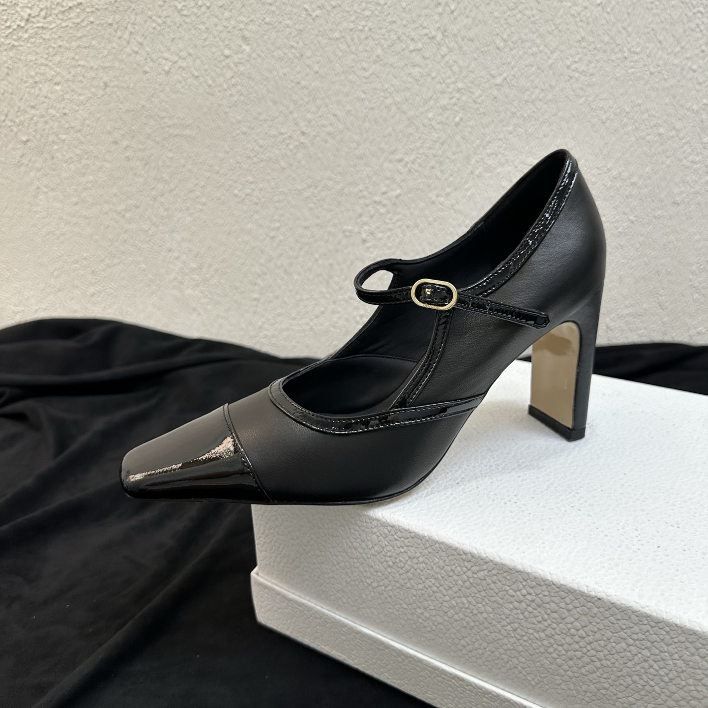 NO:904325,26P Spring and Summer New Style｜Chanel vintage color-blocked Mary Jane thick-heeled high-heeled shoes Fengshen retro series is strongly new. The classic square toe color-blocked Mary Jane directly fills the retro atmosphere. The one-word buckle with small metal gold buckle is highly recognizable and has the texture of a wealthy lady; the toe is bright patent leather splicing and the hand-wrapped edges are exquisitely crafted, perfectly capturing the French retro style.  The first-layer sheepskin material is soft and skin-friendly, and can modify the shape of the foot. The thick heel design combines elegance and stability, and will not tire your feet after long walks. It is versatile for commuting, dating, and daily outings. It is suitable for all seasons. The upper is delicate matte lambskin + glossy patent leather splicing. The inner lining is breathable sheepskin. The original genuine leather outsole. The last-shaped heel and the square toe thick heel are 9cm high.  Sizes 35–39 (customized sizes 40/41), high heels and sandals, chanel, chanel, sandals, mary jane, high heels, sheepskin, Leather soles1986090926P春夏新款｜Chanel香奈儿复古拼色玛丽珍粗跟高跟鞋单鞋 封神复古系列强势上新 经典方头拼色玛丽珍,复古氛围感直接拉满 一字搭扣配金属小金扣,辨识度超高,自带千金名媛质感；鞋头亮漆皮拼接,手工包边做工精致,完美拿捏法式复古格调. 头层羊皮材质软糯亲肤,上脚修饰脚型,粗跟设计兼顾优雅与稳当,久走不累脚 通勤、约会、日常出街百搭不挑穿搭,四季实穿款 鞋面细腻哑光小羊皮+亮面漆皮拼接 雅 内里垫脚透气羊皮 鞋底原版真皮大底 楦型跟高方头粗跟 跟高9cm 码数35–39码（40/41码定制）,高跟鞋凉鞋,chanel,chanel,sandals,mary jane,high heels,sheepskin,Leather soles,Women's Shoes