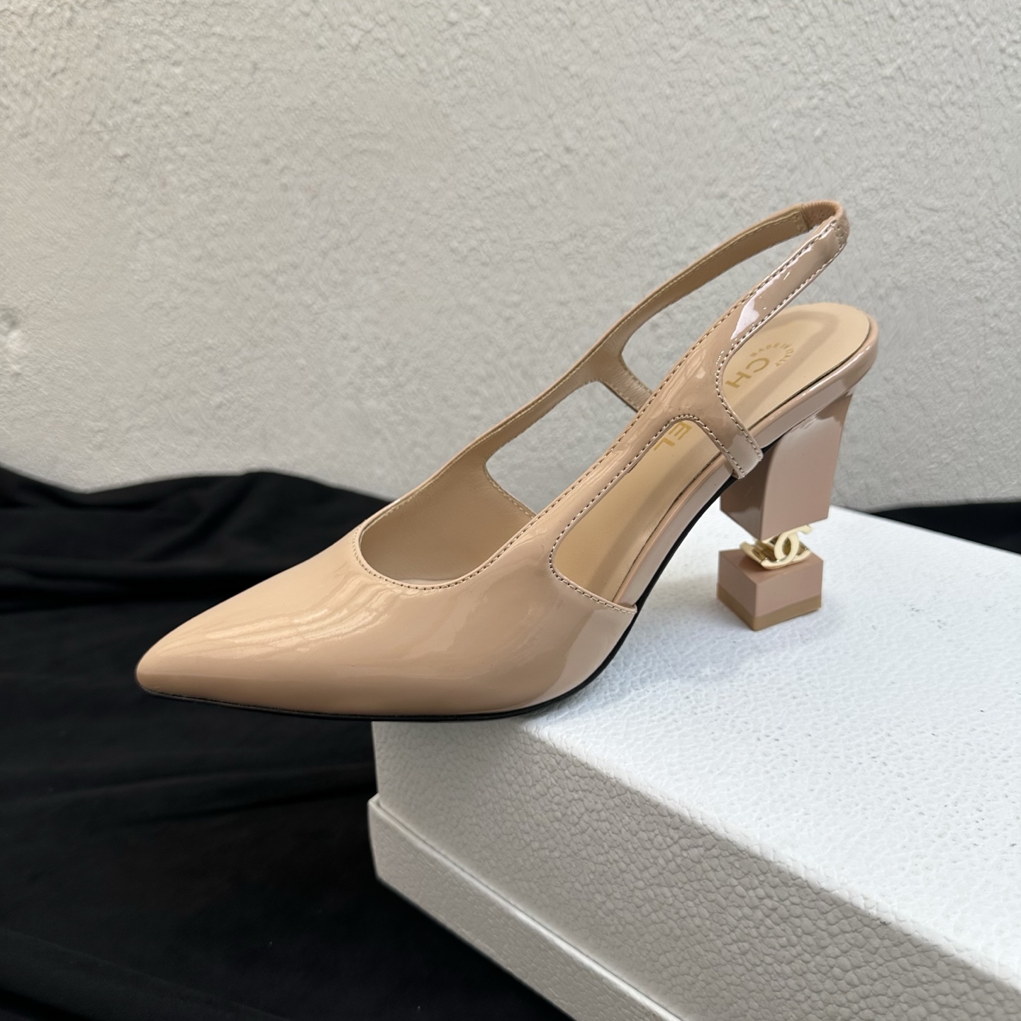 NO:928549,26P Spring and Summer New Style｜Chanel Chanel Back Hollow Pointed Toe Thick Heel Special-shaped Heel Sandals Fengshen Medieval Series French Pointed Back Hollow Sandals, full of retro and high-end atmosphere. Classic pointed back strap design, square double C thick heel, full of recognition, light luxury texture of a rich lady, modified upper foot shape to show slender legs.  The glossy patent leather texture is transparent and delicate, the upper is neat and simple, the thick heel is stable and does not tire your feet, and it is full of elegance. It is suitable for daily commuting, dinner dates, and party wear. It is versatile and durable and can be worn in all seasons. The upper is glossy imported patent leather, the lining is breathable sheepskin, the sole is original leather outsole, size 3539 (customized for size 40/41), heel height 9cm, high-heeled sandals, chanel, chanel, sandals, high  heels,sheepskin,leather soles1986090926P春夏新款｜Chanel香奈儿后空尖头粗跟异形跟凉鞋 封神中古系列法式尖头后空凉鞋,复古高级氛围感拉满 经典尖头后绊带设计,方块双C粗跟,辨识度拉满,千金名媛轻奢质感,上脚修饰脚型显腿细长. 亮面漆皮质感通透细腻,鞋面利落简约版型,粗跟稳固稳走不累脚,优雅气场拉满. 日常通勤、晚宴约会、聚会穿搭都适配,百搭耐看四季可穿. 鞋面亮面进口漆皮 内里垫脚透气羊皮 鞋底原版真皮大底 码数3539码（40/41码定制）跟高9cm,高跟鞋凉鞋,chanel,chanel,sandals,high heels,sheepskin,Leather soles,Women's Shoes
