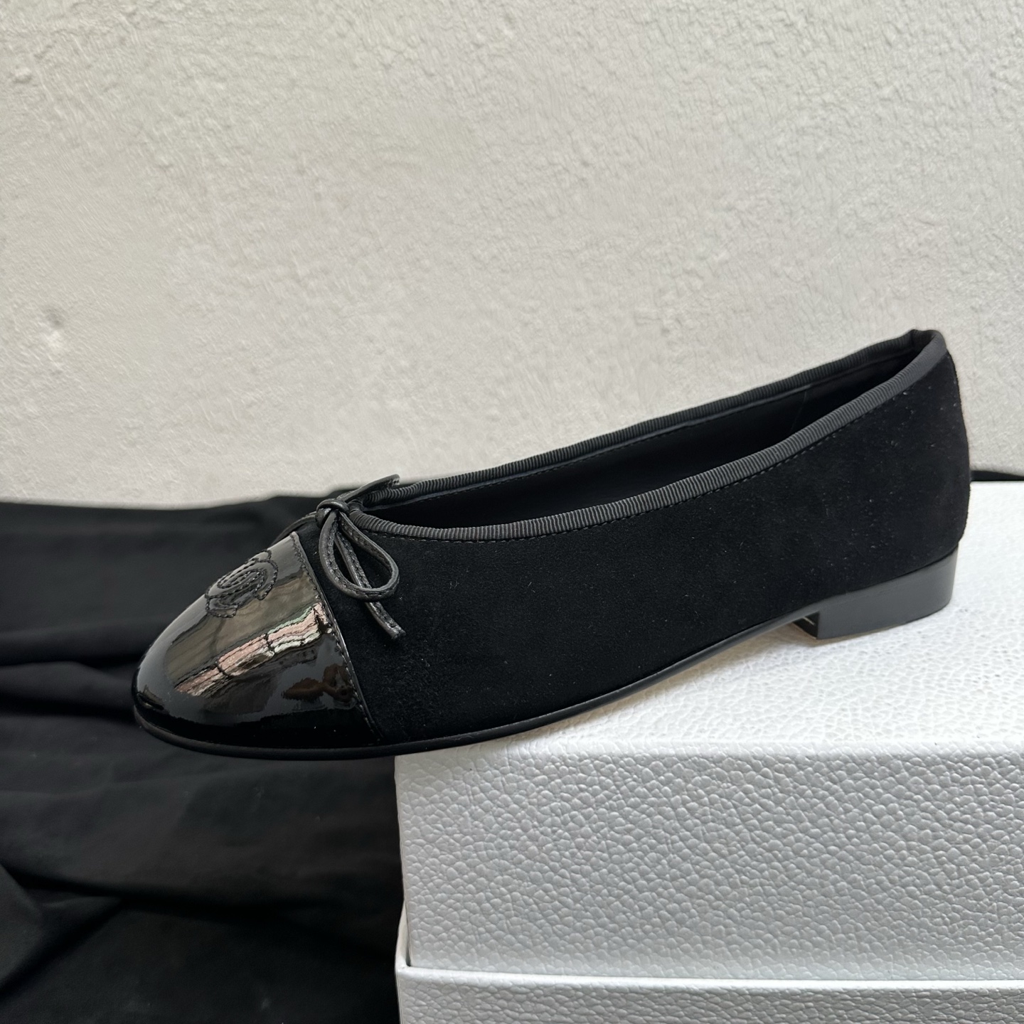NO:928639,Hot return | Chanel 2026 top replica electric embroidered diamond ballet shoes. Timeless classics and elegant style. Original replica craftsmanship. The upper is made of imported mixed sheepskin, with a delicate and high-end texture. The lining is full of sheepskin, which is soft and comfortable on the feet. The exquisite electric embroidered diamond pattern + classic double C buckle and bow details add a feminine temperament. They are a fashion standard that celebrities and bloggers are eager to wear!  The shoe shape is a classic ballet flat shoe, which flatters the foot shape and makes the feet smaller. It can be easily controlled for commuting, dating, or going out on the street. It is versatile and can be worn with any outfit. Sizes 35-39 standard, 34/40/41/42/43 support customization, customized models are non-returnable, sandals, chanel, chanel, sandals, flats, sheepskin19860909爆款返场｜Chanel香奈儿2026顶级复刻电绣菱格芭蕾舞鞋 永恒经典·高雅格调 原版复刻工艺,鞋面采用进口混种羊皮,质感细腻高级；内里全羊皮,上脚软糯舒适.精致电绣菱格纹+经典双C饰扣,蝴蝶结细节更添柔美气质,是明星、博主争相上脚的时尚标配！ 鞋型经典芭蕾平底鞋版型,修饰脚型显脚小,通勤/约会/出街皆能轻松驾驭,百搭不挑穿搭. 尺码35-39标准码,34/40/41/42/43支持定做,定做款不退换,凉鞋单鞋,chanel,chanel,sandals,flats,sheepskin,Women's Shoes