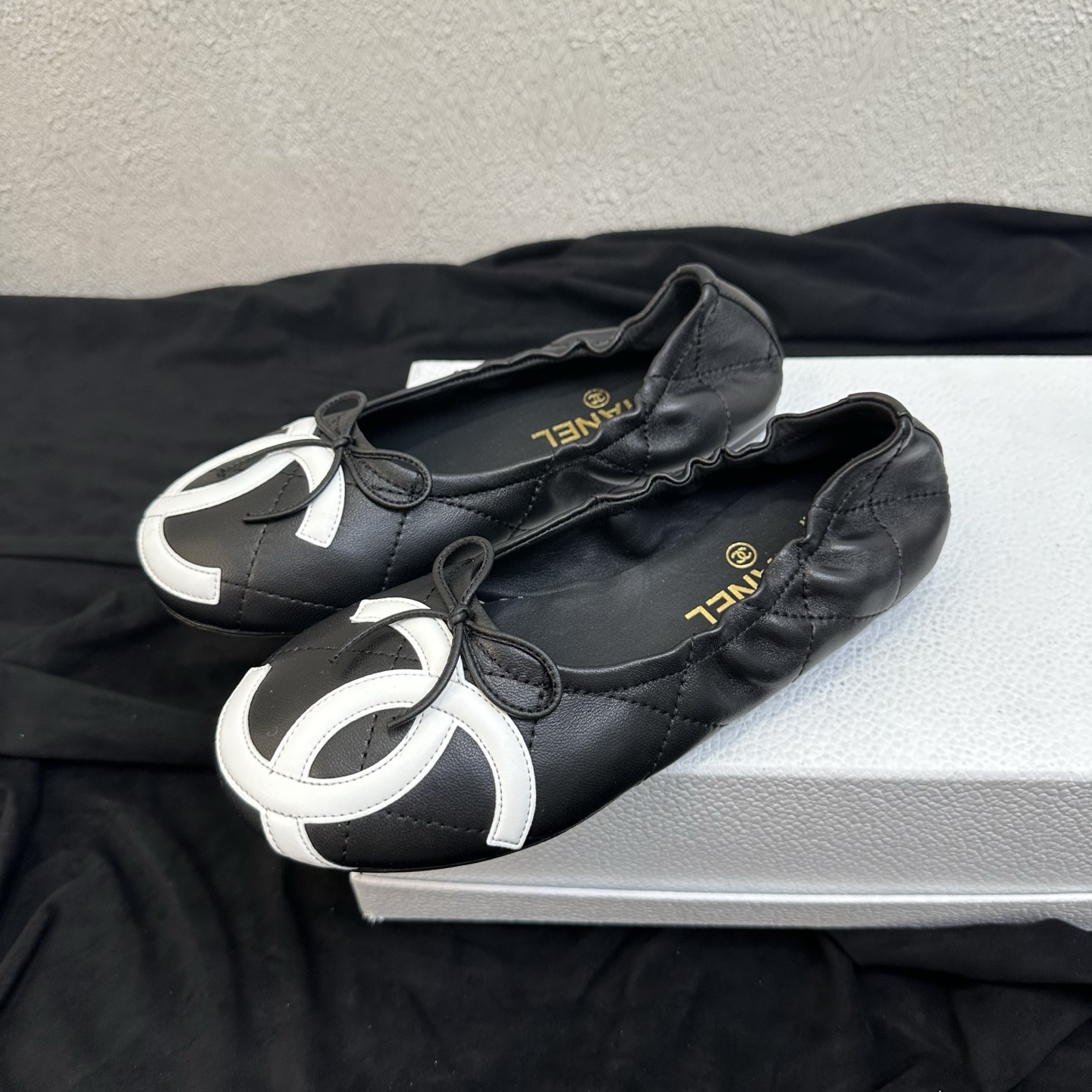 NO:928617,26P Spring and Summer New Style｜Chanel Chanel Kangpeng Elastic Band Pleated Boat Shoes Bow Double C Ballet Flat Shoes Fengshen Retro Series Full of Gentle French Atmosphere Contrasting color three-dimensional large Double C logo, with a small bow on the toe, classic and durable, with a gentle and rich texture; the shoe body is made of rhombus stitching technology, and the elastic pleated closing design of the heel has a casual and lazy style.  Selected soft and waxy lambskin fabric, the leather surface is flexible and soft, the elasticated heel does not rub the feet, the flat version is light and soft, comfortable to wear for a long time without squeezing the feet. It is suitable for daily commuting, dating and shopping, suitable for skirts and trousers, and is versatile and practical in all seasons. Lambskin upper entertainment lining foot pads all sheepskin breathable lining sole original genuine leather sole  Size 3539 (size 40/41 can be customized), single shoes, chanel, chanel, flats, skirts, sheepskin1986090926P春夏新款｜Chanel香奈儿康鹏鞋口松紧带褶皱船鞋蝴蝶结双C芭蕾平底鞋单鞋 封神复古系列温柔法式氛围感拉满 撞色立体大双C标识,搭配鞋头小巧蝴蝶结,经典耐看,自带温柔千金质感；鞋身菱格压线工艺,后跟松紧褶皱收口设计,随性慵懒风. 甄选软糯小羊皮面料,皮面柔韧柔软,松紧后跟不磨脚,平底版型轻便柔软,久穿舒适不挤脚. 日常通勤、约会逛街,适配裙装裤装,四季百搭实穿. 鞋面小羊皮 娱乐 内里垫脚全羊皮透气内里 鞋底原版真皮底 码数3539码（40/41码可定制）,单鞋,chanel,chanel,flats,skirts,sheepskin,Women's Shoes
