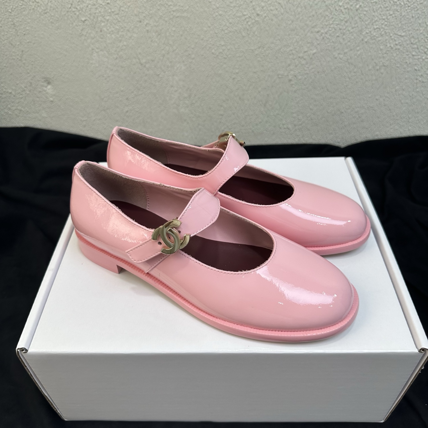 NO:928609,26P Spring and Summer New Style｜Chanel Chanel Color Block Mary Jane Shoes Bright Patent Leather One Buckle Flat Shoes Fengshen Medieval Series hot new vintage French Mary Jane, full of gentle and rich atmosphere. Classic color block round toe shoe shape, one word buckle with double C metal buckle, exquisite and advanced, retro and age-reducing, full of ladylike temperament.  The glossy patent leather feels transparent and shiny, the upper is crisp and stylish, the version modifies the foot shape, and the flat style is light and comfortable for walking. It is suitable for daily commuting and dating, and is a versatile tool for French wear. The upper is imported glossy cow patent leather, the lining is breathable sheepskin, the sole is original genuine leather outsole, size 3539 (customized size 40/41), Mary Jane, chanel, chanel, mary  jane,flats,sheepskin,Leather soles1986090926P春夏新款｜Chanel香奈儿拼色玛丽珍单鞋 亮漆皮一字扣平底鞋 封神中古系列爆款上新复古法式玛丽珍,温柔千金氛围感拉满 经典拼色圆头鞋型,一字搭扣搭配双C金属扣饰,精致高级,复古减龄,名媛气质十足. 亮面漆皮质感通透亮泽,鞋面挺括有型,版型修饰脚型,平底款行走轻便舒适.日常通勤、约会穿搭都适配,法式穿搭百搭神器. 鞋面进口亮面牛漆皮 足 内里垫脚透气羊皮 鞋底原版真皮大底 码数3539码（40/41码定制）,玛丽珍,chanel,chanel,mary jane,flats,sheepskin,Leather soles,Women's Shoes