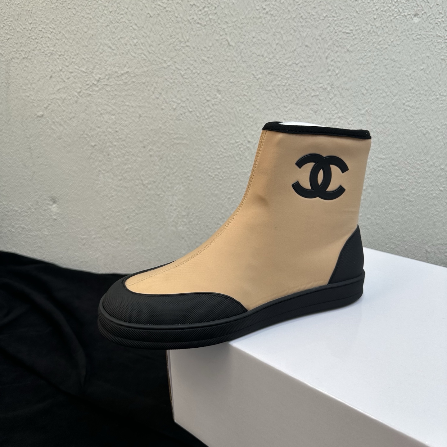 NO:928600,Chanel Chanel color-blocked double C elastic short boots, the most popular slim boots of the year, are now online!  The contrasting toe cap is matched with the classic double C logo, the three colors are simple and elegant, the elastic boot shaft fits the ankle line, and the side zipper is super easy to put on and take off. The soft elastic flat sole is cushioning and shock-absorbing, light on the foot without pressuring the foot, and the boot shaft is tolerant and not tight on the legs. It goes well with jeans and skirts. It is casual and versatile for commuting and going out on the street. Fashionable lazy people can wear it with their eyes closed. It is a must-have item in the autumn and winter shoe cabinet. The upper is made of original stretch lycra and padded sheepskin.  Original molded outsole, size 35-39 (40 customized), boots, chanel, chanel, boots, flats, skirts, jeans, sheepskin19860909Chanel香奈儿拼色双C弹力短靴 年度爆款瘦瘦靴上线！撞色鞋头搭配经典双C标识,三色简约显贵,弹力靴筒贴合脚踝线条,侧边拉链穿脱超省心. 软弹平底鞋底缓冲减震,上脚轻便不压脚,靴筒包容性强不勒腿.搭配牛仔裤、半身裙都很出彩,通勤出街随性百搭,时髦懒人闭眼入,秋冬鞋柜刚需单品. 鞋面原版弹力莱卡布 垫脚羊皮 原版开模大底 尺码35-39（40定做）,靴子,chanel,chanel,boots,flats,skirts,jeans,sheepskin,Women's Shoes
