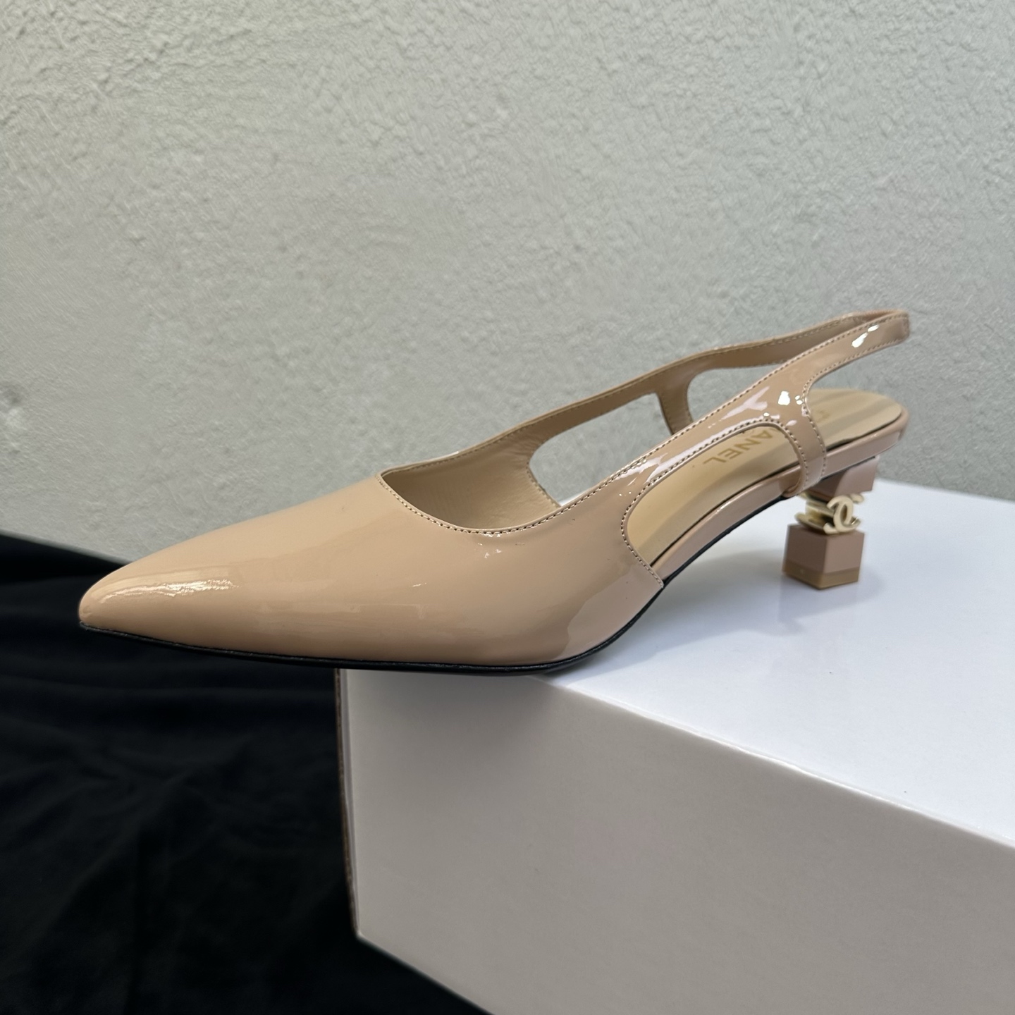 NO:928590,26P Spring and Summer New Style｜Chanel Chanel Back Hollow Pointed Toe Thick Heel Special-shaped Heel Sandals Fengshen Medieval Series French Pointed Back Hollow Sandals, full of retro and high-end atmosphere. Classic pointed back strap design, square double C thick heel, full of recognition, light luxury texture of a rich lady, modified upper foot shape to show slender legs.  The glossy patent leather texture is transparent and delicate, the upper is neat and simple, the thick heel is stable and does not tire your feet, and it is full of elegance. It is suitable for daily commuting, dinner dates, and party wear. It is versatile and durable and can be worn in all seasons. The upper is glossy imported patent leather, the lining is breathable sheepskin, the sole is original leather outsole, size 3539 (customized for size 40/41), heel height 5cm, high-heeled sandals, chanel, chanel, sandals, high  heels,sheepskin,leather soles1986090926P春夏新款｜Chanel香奈儿后空尖头粗跟异形跟凉鞋 封神中古系列法式尖头后空凉鞋,复古高级氛围感拉满 经典尖头后绊带设计,方块双C粗跟,辨识度拉满,千金名媛轻奢质感,上脚修饰脚型显腿细长. 亮面漆皮质感通透细腻,鞋面利落简约版型,粗跟稳固稳走不累脚,优雅气场拉满. 日常通勤、晚宴约会、聚会穿搭都适配,百搭耐看四季可穿. 鞋面亮面进口漆皮 内里垫脚透气羊皮 鞋底原版真皮大底 码数3539码（40/41码定制）跟高5cm,高跟鞋凉鞋,chanel,chanel,sandals,high heels,sheepskin,Leather soles,Women's Shoes
