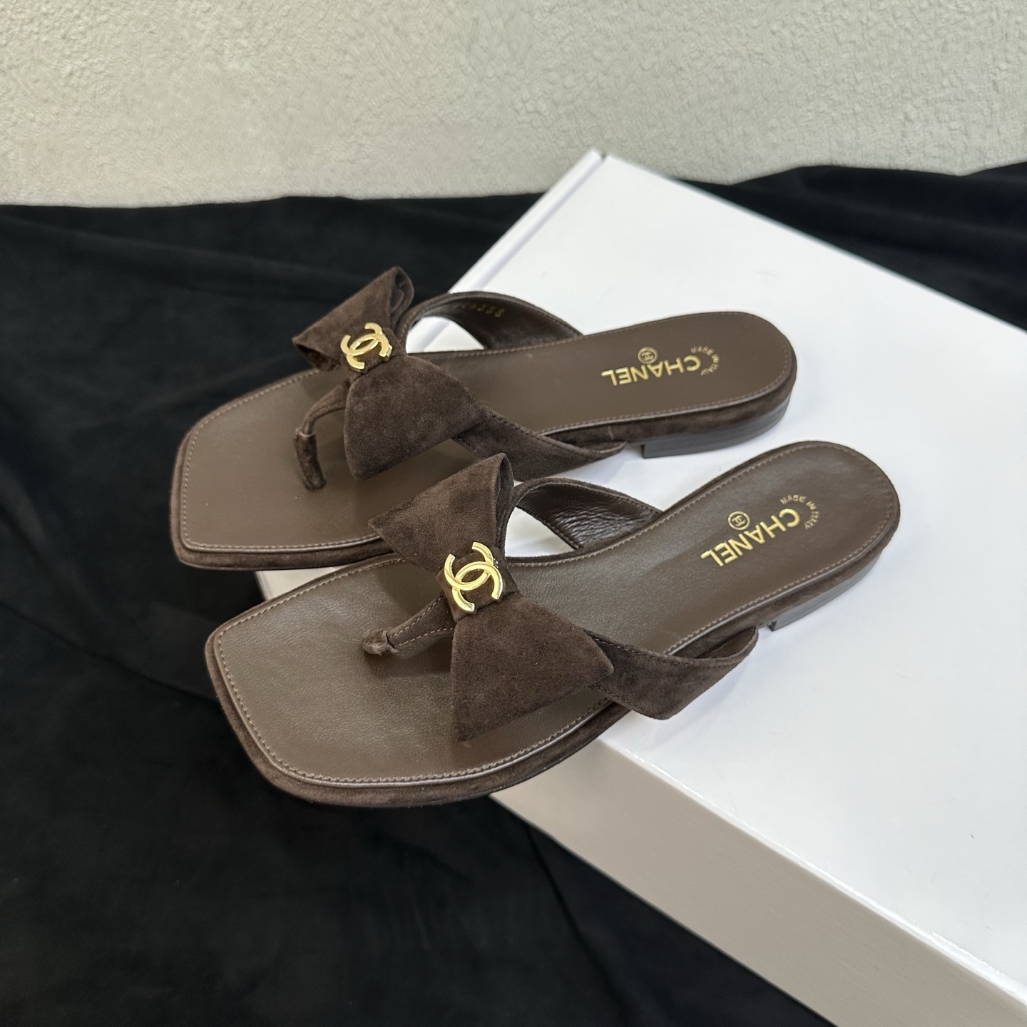 NO:928569,26P Spring and Summer New Style｜Chanel Chanel Bow Tail Square Toe Sandals and Flat Slippers Fengshen’s summer hot new French pearl bow flip flops, full of gentle and rich atmosphere. Simple square toe thong style, exquisite bow with pearl double C metal buckle, exquisite and delicate, full of light luxury texture on the feet, INS Internet celebrity popular style.  Selected plain lambskin fabric, the leather surface is fine and soft, the flat version fits the soles of the feet, and is light and unconstrained when walking. It is versatile for summer travel and beach vacations. The upper is imported fine lambskin entertainment. The lining is breathable sheepskin. The sole is original genuine leather outsole. Size 3539 (customized size 40/41), split-toe shoes, chanel, chanel, slippers, sheepskin, Leather soles1986090926P春夏新款｜Chanel香奈儿蝴蝶结夹趾方头凉拖平底拖鞋 封神夏日爆款上新法式珍珠蝴蝶结人字拖,温柔千金氛围感拉满 简约方头夹趾版型,精致蝴蝶结搭配珍珠双C金属饰扣,精致秀气,上脚尽显轻奢质感,INS网红热门款式. 甄选平纹小羊皮面料,皮面细腻柔软,平底版型贴合脚掌,行走轻便无束缚,夏日出行、沙滩度假日常居家百搭. 鞋面进口细腻小羊皮 娱乐 内里垫脚透气羊皮 鞋底原版真皮大底 码数3539码（40/41码定制）,分趾鞋,chanel,chanel,slippers,sheepskin,Leather soles,Women's Shoes