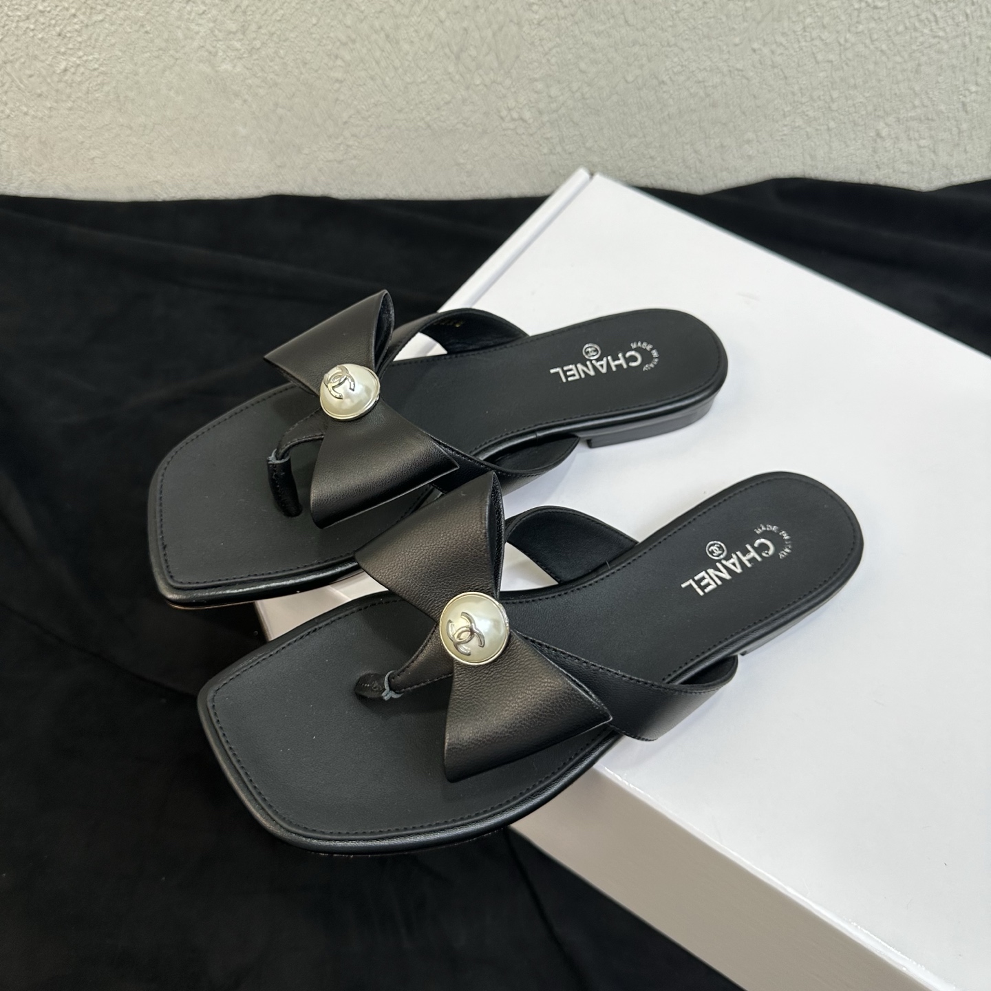 NO:928581,26P Spring and Summer New Style｜Chanel Chanel Pearl Bow Thong Flip Flop Flat Slippers Fengshen’s hot new summer style French pearl bow flip flops, full of gentle and rich atmosphere. Simple square toe thong version, exquisite bow with pearl double C metal buckle, exquisite and delicate, full of light luxury texture on the feet, INS Internet celebrity popular style.  Selected plain lambskin fabric, the leather surface is fine and soft, the flat version fits the soles of the feet, and is light and unconstrained when walking. It is versatile for summer travel and beach vacations. The upper is imported fine lambskin entertainment. The lining is breathable sheepskin. The sole is original genuine leather outsole. Size 3539 (customized size 40/41), split-toe shoes, chanel, chanel, slippers, sheepskin, Leather soles1986090926P春夏新款｜Chanel香奈儿珍珠蝴蝶结夹趾凉拖平底拖鞋 封神夏日爆款上新法式珍珠蝴蝶结人字拖,温柔千金氛围感拉满 简约方头夹趾版型,精致蝴蝶结搭配珍珠双C金属饰扣,精致秀气,上脚尽显轻奢质感,INS网红热门款式. 甄选平纹小羊皮面料,皮面细腻柔软,平底版型贴合脚掌,行走轻便无束缚,夏日出行、沙滩度假日常居家百搭. 鞋面进口细腻小羊皮 娱乐 内里垫脚透气羊皮 鞋底原版真皮大底 码数3539码（40/41码定制）,分趾鞋,chanel,chanel,slippers,sheepskin,Leather soles,Women's Shoes