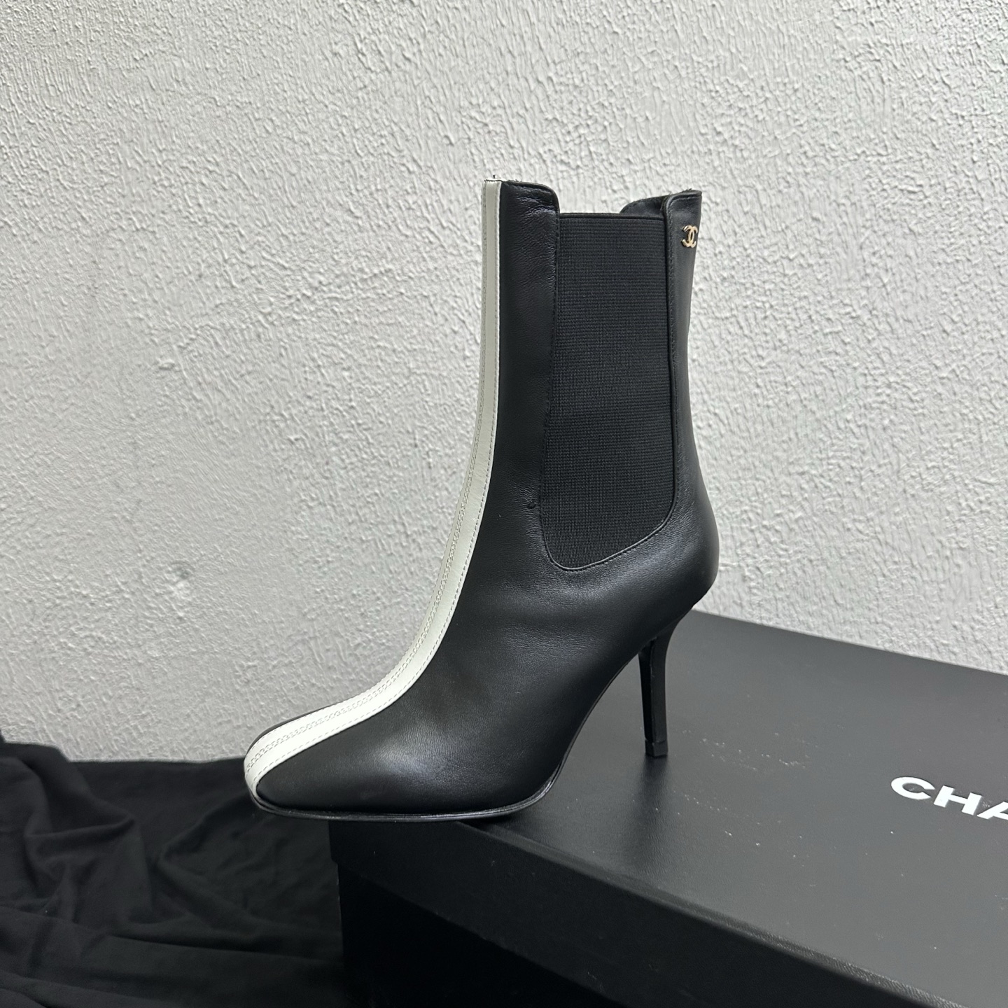 NO:928507,26P New Autumn and Winter Style｜Chanel Chanel color-blocked crocodile pattern Chelsea short boots, genuine leather outsole stiletto high-heeled boots, Fengshen retro series strong new light luxury color-blocked pointed toe short boots, directly full of high-end lady atmosphere. The side elastic elastic boot shaft is designed with contrasting vertical strips, the boot opening is small and exquisite, and the double C metal logo is hidden on the side of the boot body, making it highly recognizable, and full of retro lady style and high-end feeling.  There are two kinds of fabrics available: crocodile pattern bright leather and sheep leather. The leather is delicate and textured. The waist-cut boot shape modifies the ankle line. The stiletto heel shape is neat and slender, with moderate stability. It is suitable for daily commuting, dinner wear, and coats in autumn and winter. It is versatile and slim in autumn and winter. The upper is imported crocodile pattern glossy patent leather/sheep suede, the inner lining is breathable sheepskin, and the sole is original genuine leather outsole.  Size 3539 (customized size 40/41) Tube height 17cm. Heel height 8.5cm, boots, chanel, chanel, boots, sheepskin, Leather soles1986090926P秋冬新款｜Chanel香奈儿拼色鳄鱼纹切尔西短靴 真皮大底细跟高跟靴 封神复古系列强势上新轻奢拼色尖头短靴,高级御姐氛围感直接拉满 侧边松紧弹力靴筒搭配撞色竖条包边设计,靴口小巧精致,靴身侧边暗藏双C金属标识,辨识度拉满,复古御姐气质高级感十足. 鳄鱼纹亮皮与羊翻皮两种面料可选,皮质细腻有质感,收腰靴型修饰脚踝线条,细高跟版型利落显腿修长,稳度适中. 日常通勤、晚宴穿搭、秋冬搭配大衣都适配,秋冬百搭显瘦款. 鞋面进口鳄鱼纹亮面漆皮/羊反绒 内里垫脚透气羊皮 鞋底原版真皮大底 码数3539码（40/41码定制）筒高17cm.跟高8.5cm,靴子,chanel,chanel,boots,sheepskin,Leather soles,Women's Shoes
