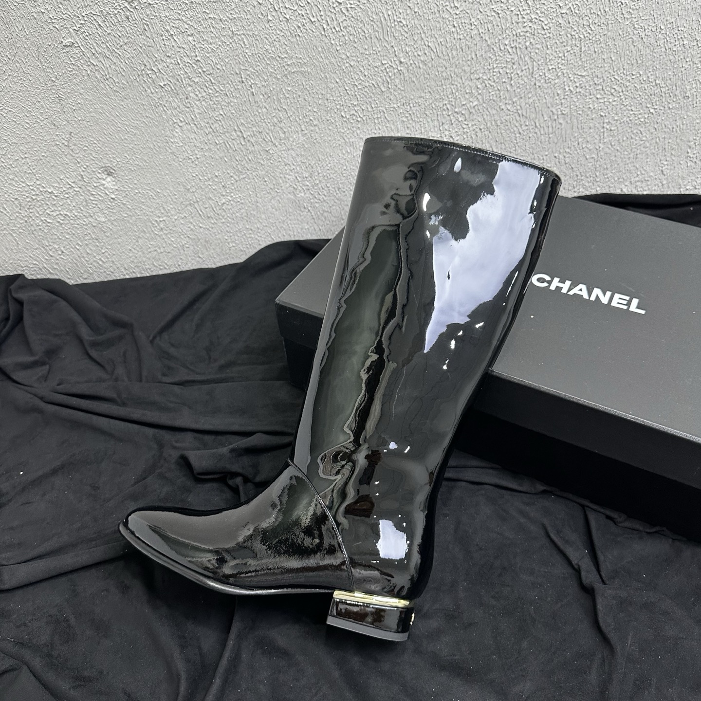 NO:928516,26P New Autumn and Winter Style｜Chanel Chanel crocodile pattern straight high boots, genuine leather large sole low-heeled boots, slip-on boots, Fengshen retro medieval series new extremely simple knight boots, full of high-end cool atmosphere, simple round-toe boot shape, neat straight boots to modify the leg shape, embellished with metal strips on the sides of the soles, low-key and luxurious, full of retro and modern texture.  There are two textures: matte plain cowhide and glossy crocodile pattern patent leather. The boot shape is stiff and not easy to wrinkle, and the low thick heel design is stable and comfortable to walk. It is suitable for autumn and winter with a coat and windbreaker, for daily commuting and going out on the street. It has a versatile and slim look. The upper is imported matte cowhide/crocodile pattern glossy patent leather. The inner lining is breathable sheepskin. The sole is original genuine leather outsole.  Size 3539 (customized size 40/41) tube height 36cm, calf circumference 37cm, heel height 3.5cm, boots, chanel, chanel, boots, cowhide, sheepskin, Leather soles1986090926P秋冬新款｜Chanel香奈儿鳄鱼纹直筒高筒靴 真皮大底低跟长筒靴一脚蹬长靴 封神复古中古系列上新极简直筒骑士长靴,高级冷艳氛围感拉满 简约圆头靴型,利落直筒靴筒修饰腿型,靴底侧边金属饰条点缀,低调轻奢,复古摩登质感十足. 分为哑光平纹牛皮与亮面鳄鱼纹漆皮两种质感,靴筒版型挺括不易褶皱,低粗跟设计走路平稳舒适. 秋冬搭配大衣风衣,日常通勤出街,气场百搭显瘦款. 鞋面进口哑光牛皮/鳄鱼纹亮面漆皮 内里垫脚透气羊皮 鞋底原版真皮大底 码数3539码（40/41码定制）筒高36cm,小腿围37cm 跟高3.5cm,靴子,chanel,chanel,boots,cowhide,sheepskin,Leather soles,Women's Shoes