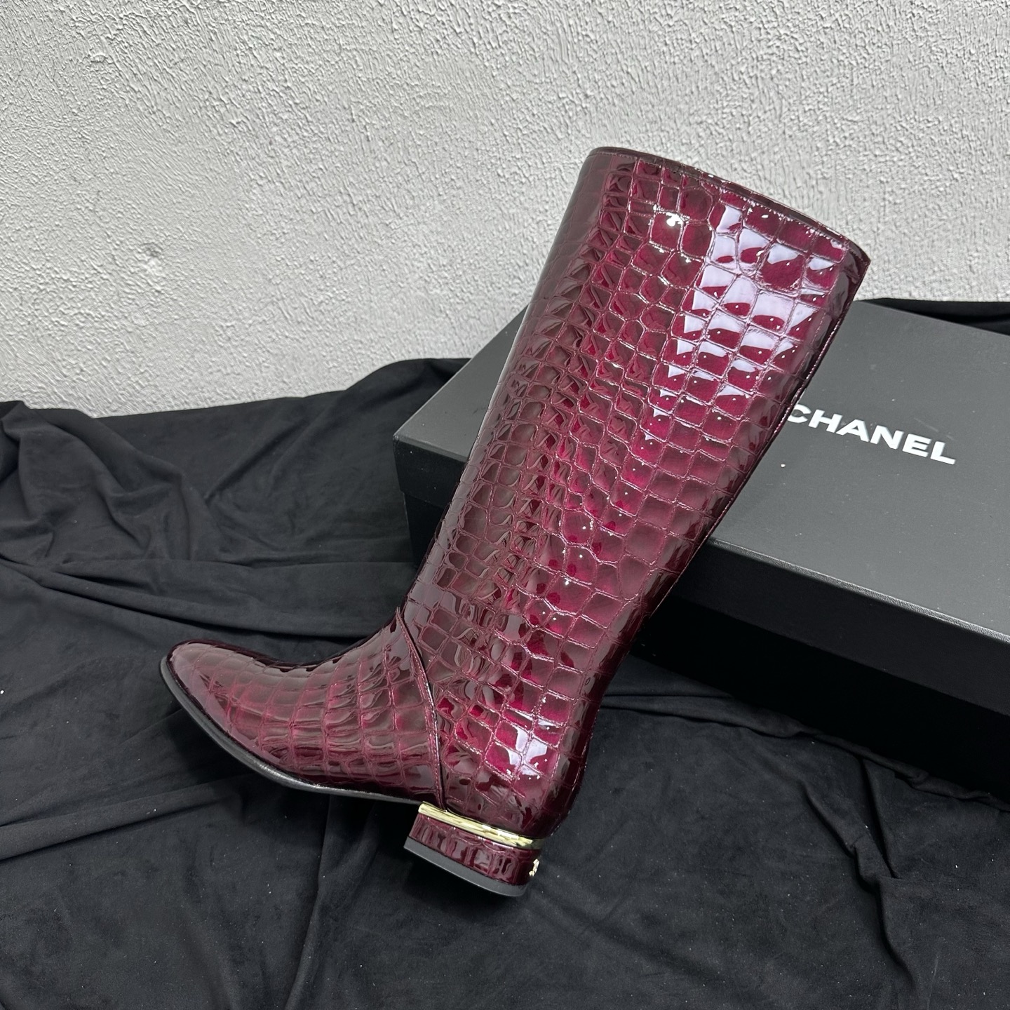 NO:928524,Crocodile pattern 26P new autumn and winter style | Chanel Chanel crocodile pattern straight high boots, genuine leather large sole low-heeled boots, one-leg boots. The latest simple knight boots in the Fengshen retro and medieval series, full of high-end cool atmosphere. Simple round-toe boot shape, neat straight boots to modify the leg shape, embellished with metal strips on the sides of the soles, low-key and luxurious, full of retro and modern texture.  There are two textures: matte plain cowhide and glossy crocodile pattern patent leather. The boot shape is stiff and not easy to wrinkle, and the low thick heel design is stable and comfortable to walk. It is suitable for autumn and winter with a coat and windbreaker, for daily commuting and going out on the street. It has a versatile and slim look. The upper is imported matte cowhide/crocodile pattern glossy patent leather. The inner lining is breathable sheepskin. The sole is original genuine leather outsole.  Size 3539 (customized size 40/41) tube height 36cm, calf circumference 37cm, heel height 3.5cm, boots, chanel, chanel, boots, cowhide, sheepskin, Leather soles19860909鳄鱼纹 26P秋冬新款｜Chanel香奈儿鳄鱼纹直筒高筒靴 真皮大底低跟长筒靴一脚蹬长靴 封神复古中古系列上新极简直筒骑士长靴,高级冷艳氛围感拉满 简约圆头靴型,利落直筒靴筒修饰腿型,靴底侧边金属饰条点缀,低调轻奢,复古摩登质感十足. 分为哑光平纹牛皮与亮面鳄鱼纹漆皮两种质感,靴筒版型挺括不易褶皱,低粗跟设计走路平稳舒适. 秋冬搭配大衣风衣,日常通勤出街,气场百搭显瘦款. 鞋面进口哑光牛皮/鳄鱼纹亮面漆皮 内里垫脚透气羊皮 鞋底原版真皮大底 码数3539码（40/41码定制）筒高36cm,小腿围37cm 跟高3.5cm,靴子,chanel,chanel,boots,cowhide,sheepskin,Leather soles,Women's Shoes