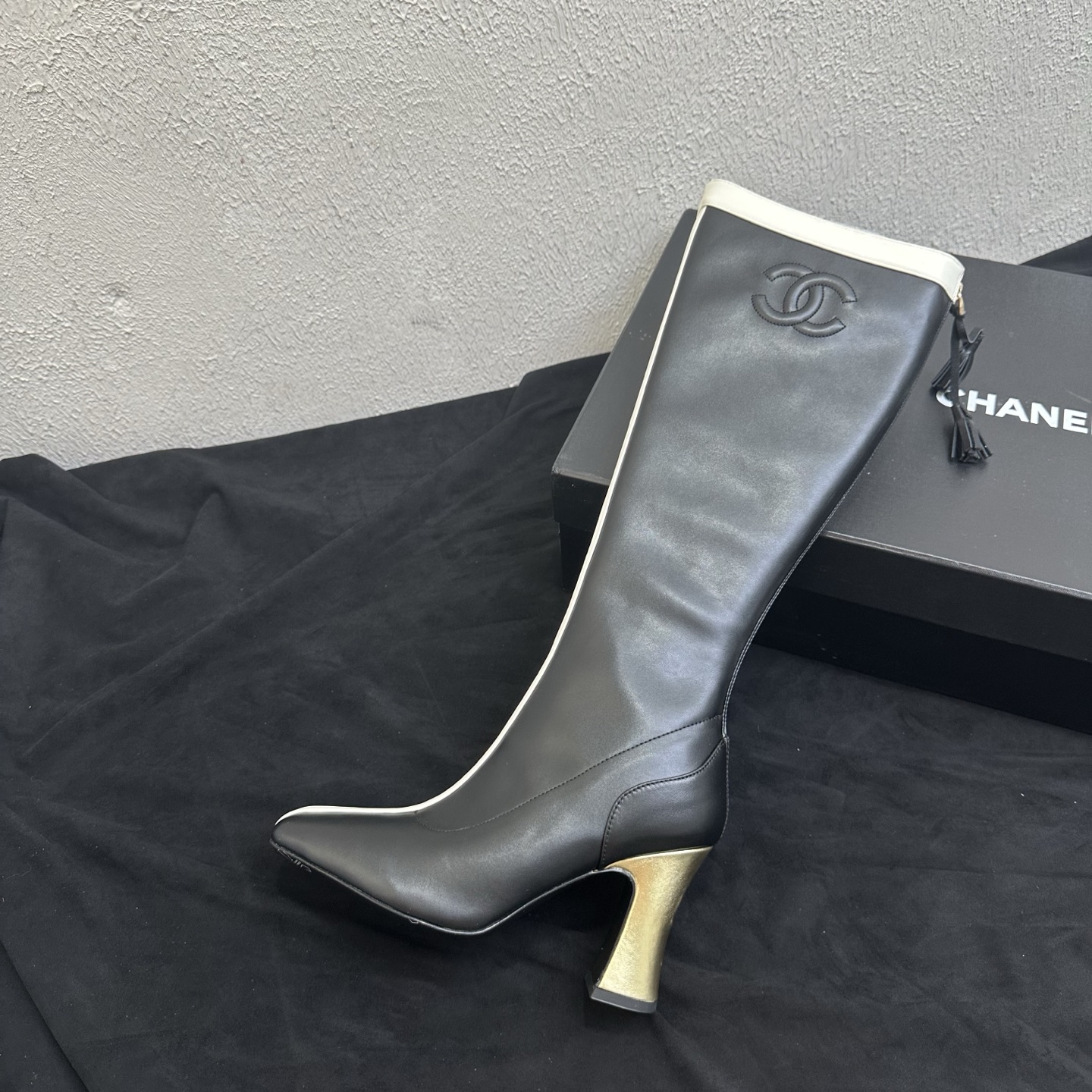 NO:928532,26P Spring and Summer New Style｜Chanel Chanel Contrast Color Covered Double C High Tube Pointed Toe High Heel Tassel Boots Slim Leg Stretch Boots Fengshen Light Luxury Lady Boots Newly Released Retro Color Matching Straight Boots, Full of High-end Socialite Atmosphere  The classic double C logo is embroidered on the boot body for full recognition. The boot shaft is designed with contrasting black and white edges. The metal special-shaped golden high heels and neat pointed toes modify the leg shape, elongating the proportions of the legs, and are full of sophisticated and heavy-duty retro style. The imported soft cowhide leather upper is soft and delicate, the boot shape is stiff and not collapsed, and the lining of the whole sheepskin is breathable and skin-friendly without rubbing the legs. The high-heeled version is stable for walking without spraining the feet, making it comfortable and not tiring after long-term wear.  Versatile for dates, banquets, and daily wear, multi-color options are available for seasonal atmosphere items. Uppers are elastic PU, linings are elastic PU, soles are original genuine leather outsole, sizes 35-39 (customized size 40/41), tube height 36cm, calf circumference 34.5cm, ankle width 23.5. Heel height 8.5cm, boots, chanel, chanel, boots, cowhide, sheepskin, Leather soles1986090926P春夏新款｜Chanel香奈儿撞色包边双C高筒尖头高跟流苏长靴瘦腿弹力靴 封神轻奢贵妇长靴上新 复古拼色直筒长靴,高级名媛氛围感直接拉满 靴身刺绣经典双C标识辨识度拉满,靴筒黑白撞色包边设计,金属异形金色高跟,利落尖头修饰腿型,拉长腿部比例,精致重工复古格调十足. 进口软牛皮鞋面柔软细腻,靴筒版型挺括不塌,内里全羊皮透气亲肤不磨腿,高跟版型稳走路不崴脚,久穿舒适不累. 约会、宴会、日常穿搭百搭,多色系可选四季氛围感单品. 鞋面弹力pu 雅 内里垫脚弹力pu 鞋底原版真皮大底 码数35–39码（40/41码定制） 筒高36cm,小腿围34.5cm 脚踝宽23.5.跟高8.5cm,靴子,chanel,chanel,boots,cowhide,sheepskin,Leather soles,Women's Shoes