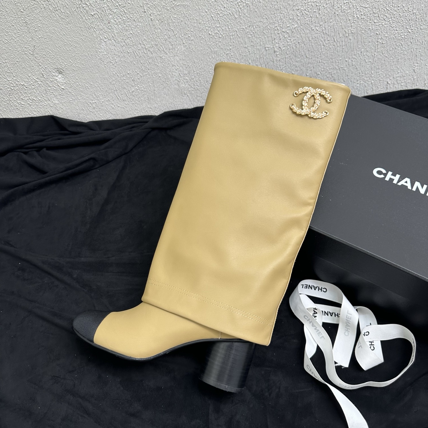 NO:928539,The new autumn and winter Chanel 26A Xiaoxiang trouser boots, high boots, catwalk style round toe thick heel trouser boots, knight boots straight boots, very popular, really attractive, the more I look at them, the more I like them!  These trouser boots are really suitable for autumn and winter. They look great on the feet and lengthen your legs!  !  !  It’s not just me bragging about the fact that my legs become semen when I put them on. I’m an instant supermodel and look super textured!  One of my favorite shoes in recent times!  Please!  Is it really a must-have for everyone? You can wear it casually with a high-end look!  Once again, I will bring you a killer item quickly and accurately. Fashion means always being ahead of others. Another popular item from the invincible yyds!  Tube height 32cm, upper cowhide, lining sheepskin, heel height 5.5cm, sole Italian leather outsole, size 35-39 (40.41 custom-made, non-refundable), boots, chanel, boots, cowhide, sheepskin, Leather soles19860909秋冬新款Chanel 26A小香 裤管靴长靴高靴 走秀款圆头粗跟裤筒靴长靴骑士靴直筒靴 非常爆真的是很耐看越看越喜欢！这款裤管靴真的太适合秋冬了 上脚超级好看,拉长腿型不在话下！！！穿上就变腿精绝不是我吹 瞬间超模一米八 超有质感！近期最爱的鞋子没有之一！拜托！真的是人手必备好吗～随意的搭配都能穿出高级感！ 又是快狠准的给你们带上绝杀单品 时髦就是永远赶在别人前面 又是无敌绝绝子的爆款单品yyds！筒高32cm 鞋面牛皮 内里垫脚羊皮 跟高5.5cm 鞋底意大利真皮大底 码数35-39（40.41定做不退换）,靴子,chanel,boots,cowhide,sheepskin,Leather soles,Women's Shoes