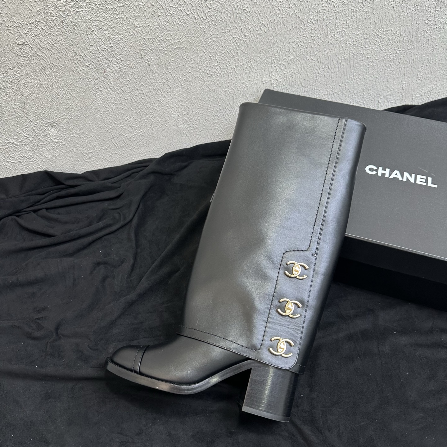 NO:928548,The new autumn and winter Chanel 26A Xiaoxiang trouser boots, high boots, catwalk style round toe thick heel trouser boots, knight boots straight boots, very popular, really attractive, the more I look at them, the more I like them!  These trouser boots are really suitable for autumn and winter. They look great on the feet and lengthen your legs!  !  !  It’s not just me bragging about the fact that my legs become semen when I put them on. I’m an instant supermodel and look super textured!  One of my favorite shoes in recent times!  Please!  Is it really a must-have for everyone? You can wear it casually with a high-end look!  Once again, I will bring you a killer item quickly and accurately. Fashion means always being ahead of others. Another popular item from the invincible yyds!  Tube height 32cm, leather upper, sheepskin lining, heel height 7.5cm, Italian genuine leather outsole, size 35-39 (40.41 custom made, non-returnable), boots, chanel, boots, cowhide, sheepskin, Leather soles19860909秋冬新款Chanel 26A小香 裤管靴长靴高靴 走秀款圆头粗跟裤筒靴长靴骑士靴直筒靴 非常爆真的是很耐看越看越喜欢！这款裤管靴真的太适合秋冬了 上脚超级好看,拉长腿型不在话下！！！穿上就变腿精绝不是我吹 瞬间超模一米八 超有质感！近期最爱的鞋子没有之一！拜托！真的是人手必备好吗～随意的搭配都能穿出高级感！ 又是快狠准的给你们带上绝杀单品 时髦就是永远赶在别人前面 又是无敌绝绝子的爆款单品yyds！筒高32cm 鞋面牛皮 思 内里垫脚羊皮 跟高7.5cm 鞋底意大利真皮大底 码数35-39（40.41定做不退换）,靴子,chanel,boots,cowhide,sheepskin,Leather soles,Women's Shoes